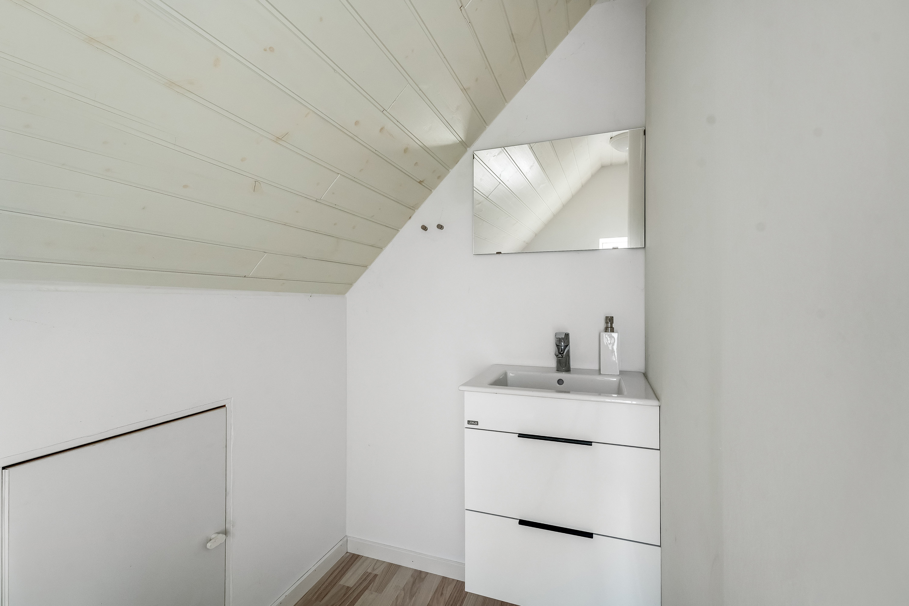 Fremhævet toilet billede i fuldskærmstilstand. Billede af Hovedgaden 3, 4920 Søllested