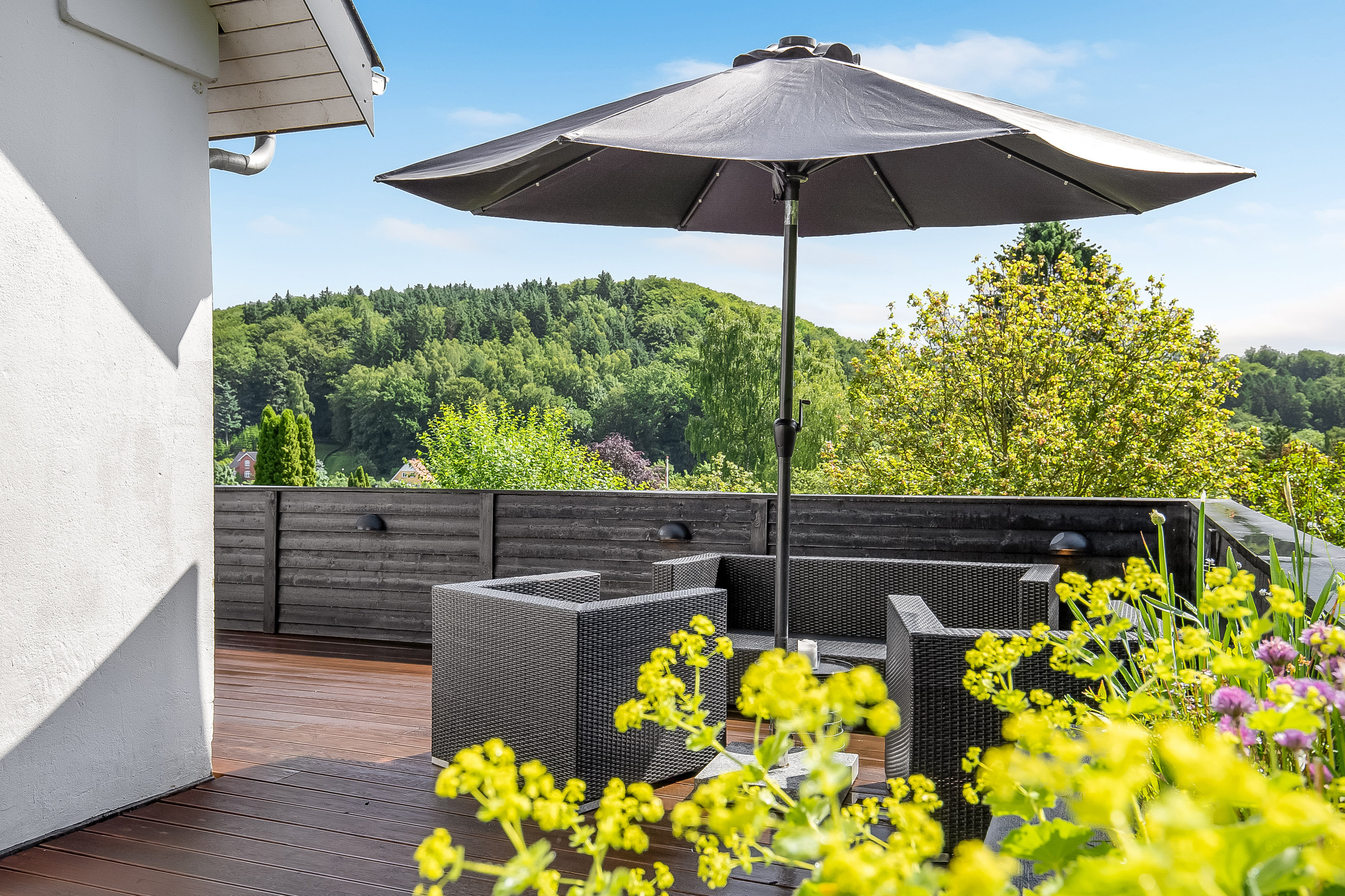 Fremhævet terrasse billede i fuldskærmstilstand. Billede af Bøgeagervej 11, 7100 Vejle