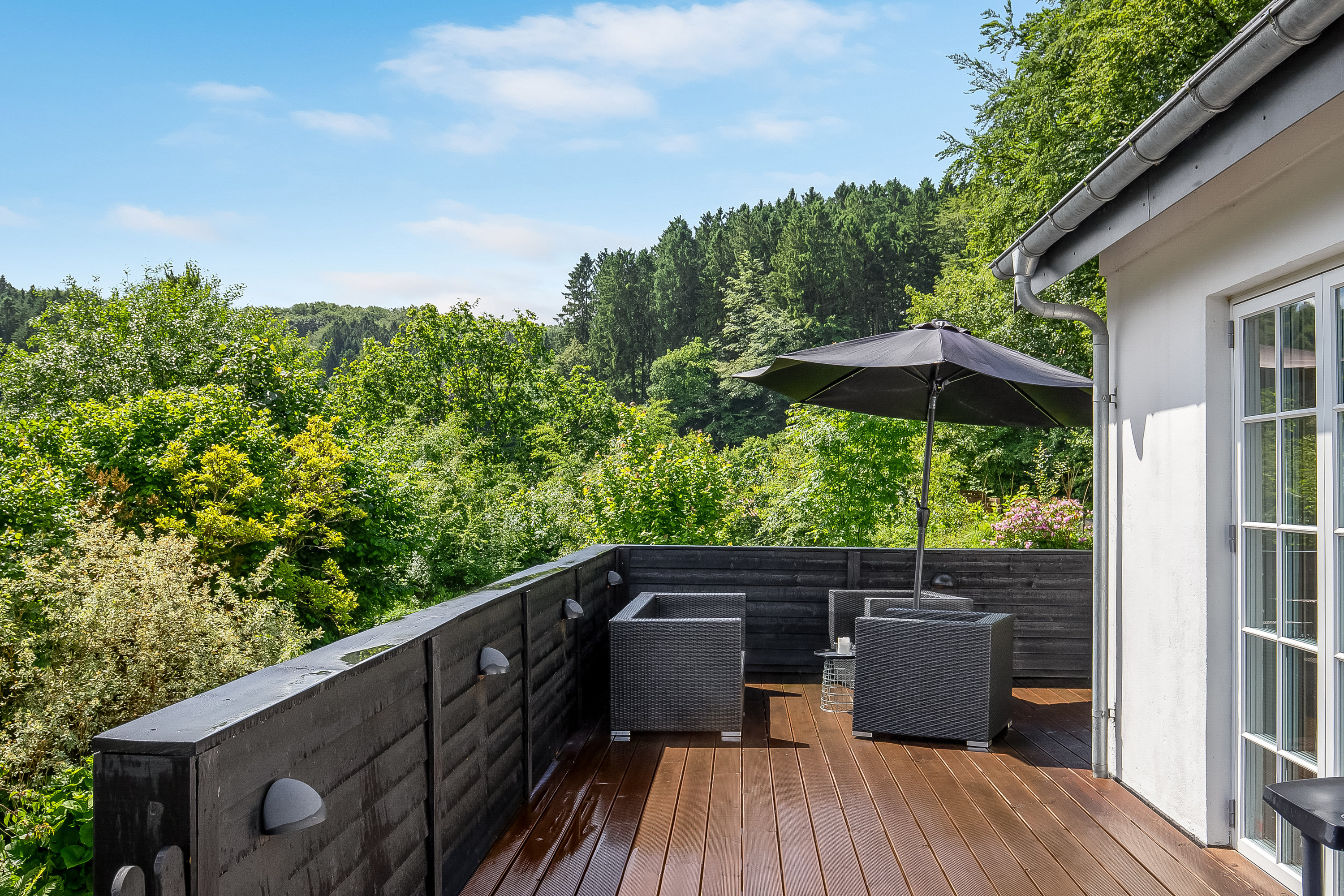 Fremhævet terrasse billede i fuldskærmstilstand. Billede af Bøgeagervej 11, 7100 Vejle