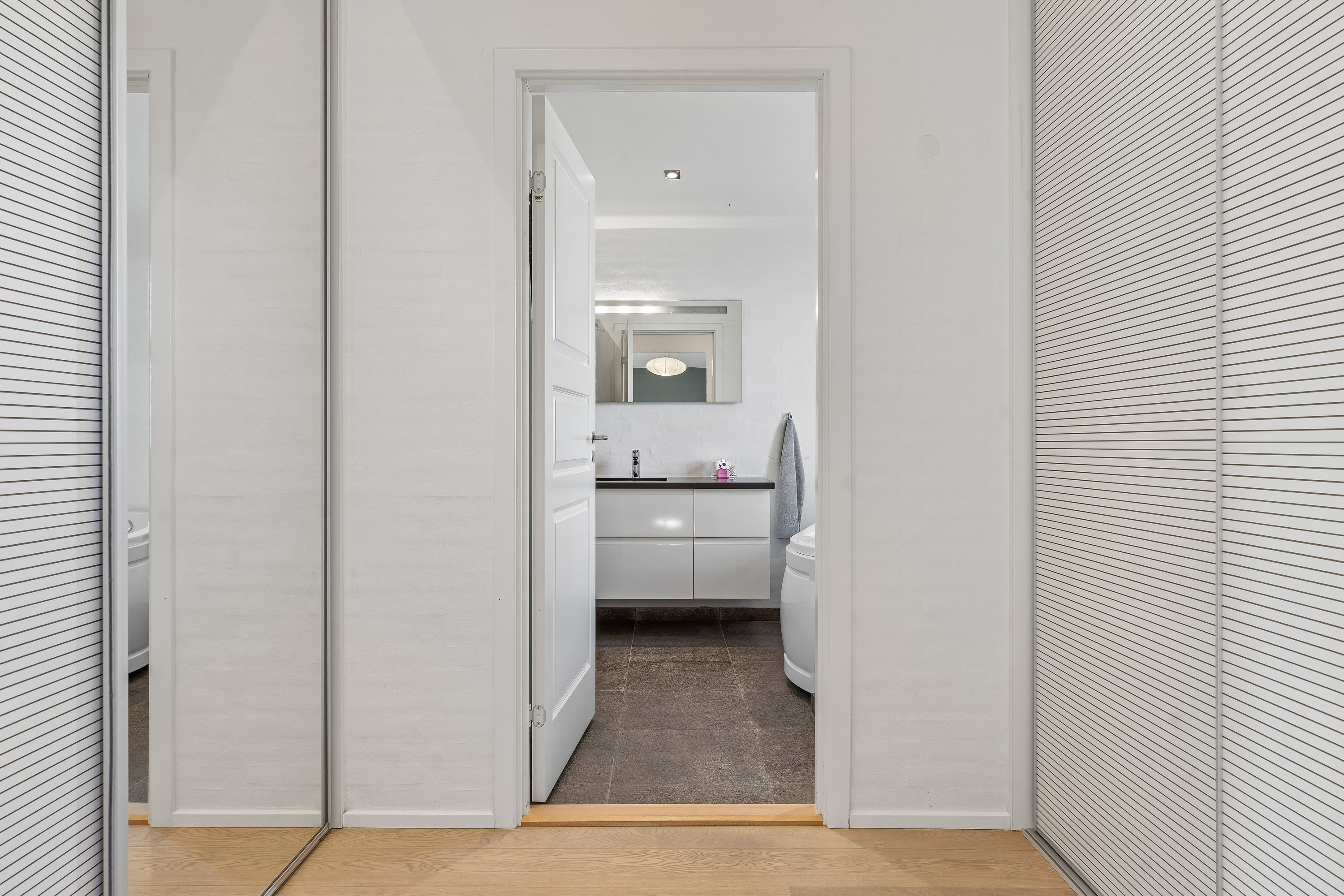 Fremhævet walk-through-closet billede i fuldskærmstilstand. Billede af Egernvej 36, 8722 Hedensted