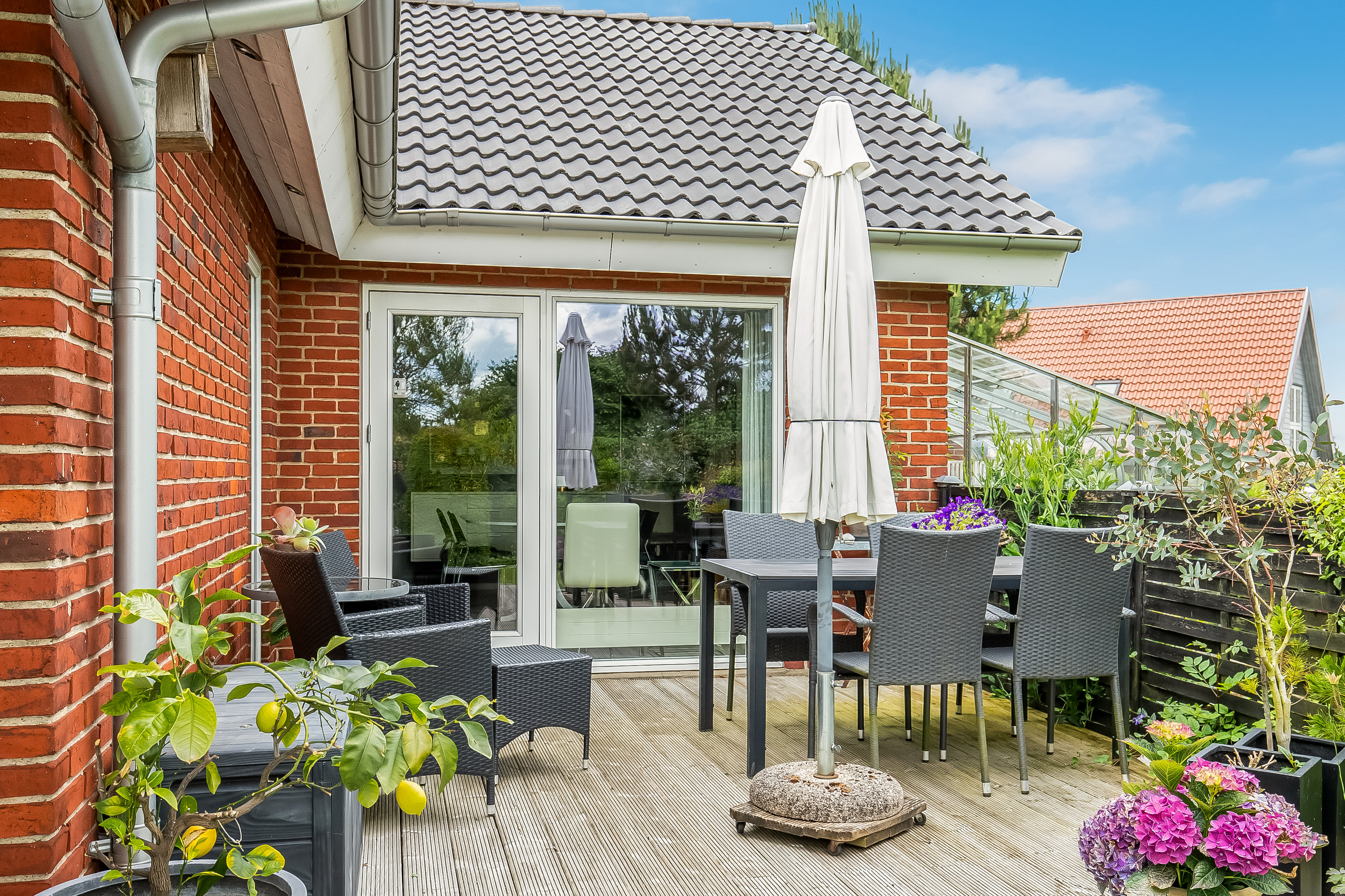 Fremhævet terrasse billede i fuldskærmstilstand. Billede af Badevænget 5, 7100 Vejle