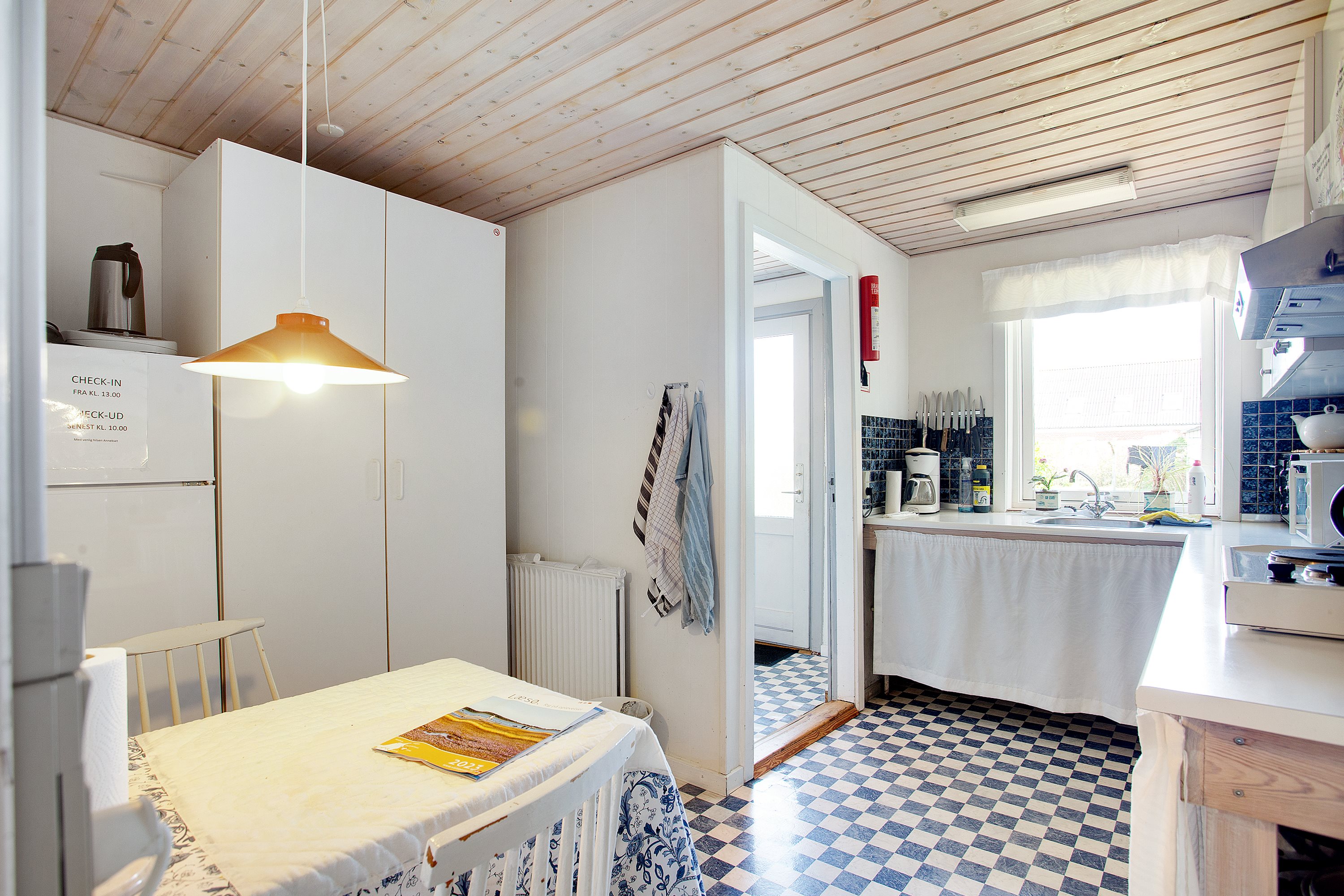 Fremhævet køkken billede i fuldskærmstilstand. Billede af Plantagevej 8, Vesterø Havn, 9940 Læsø