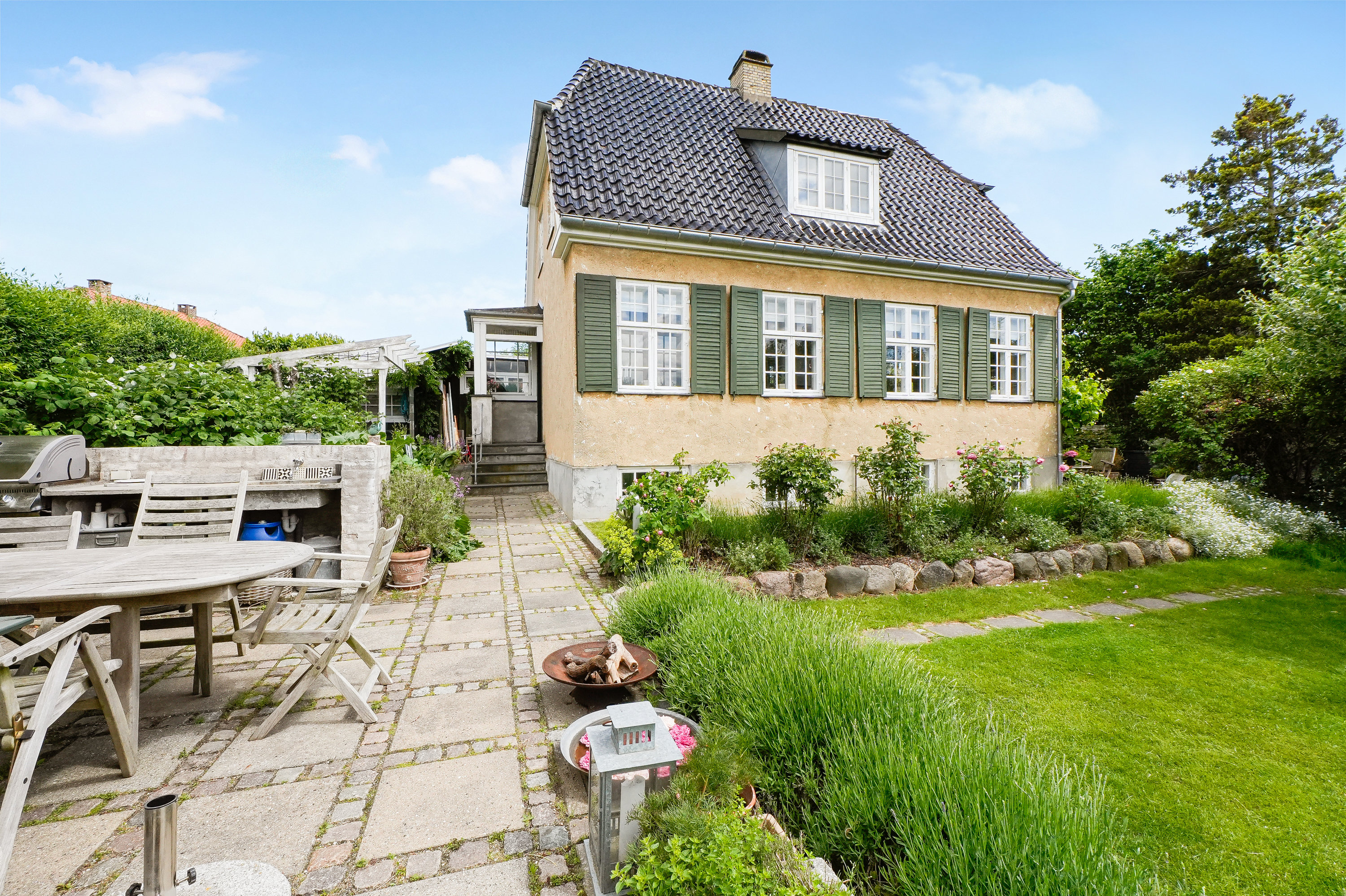 Fremhævet facade billede i fuldskærmstilstand. Billede af Højsgårds Alle 6, 2900 Hellerup
