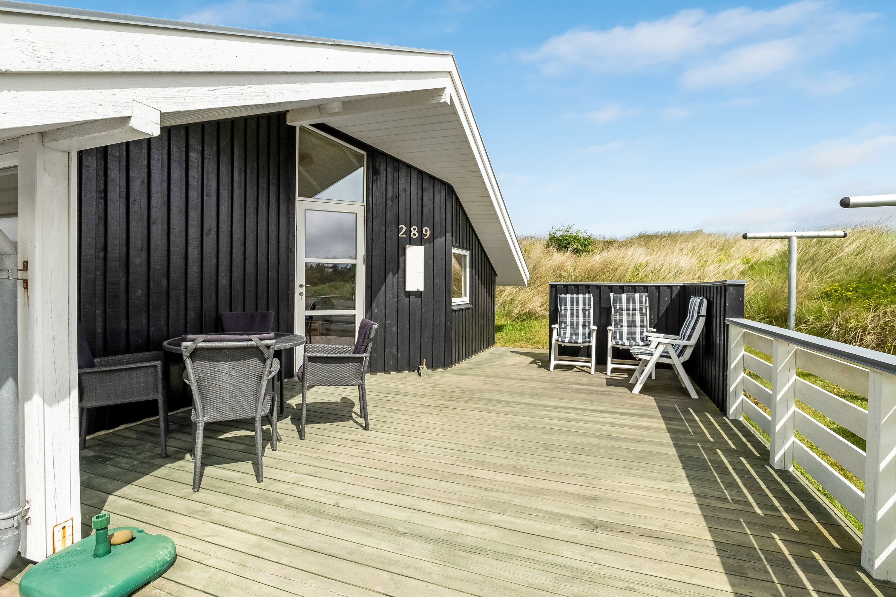 Fremhævet terrasse billede i fuldskærmstilstand. Billede af Tingodden 289, Aargab, 6960 Hvide Sande
