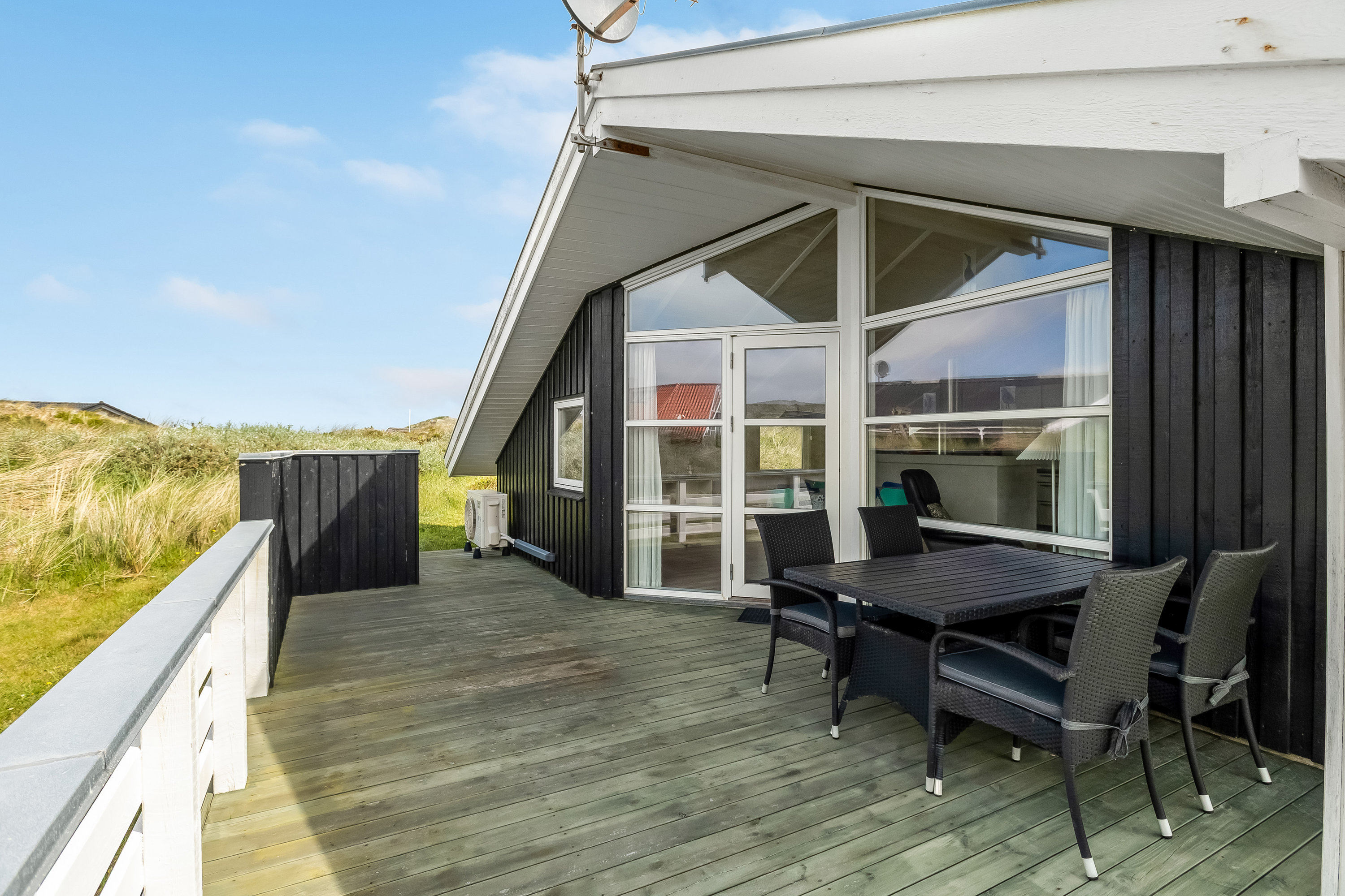 Fremhævet overdækket terrasse billede i fuldskærmstilstand. Billede af Tingodden 289, Aargab, 6960 Hvide Sande