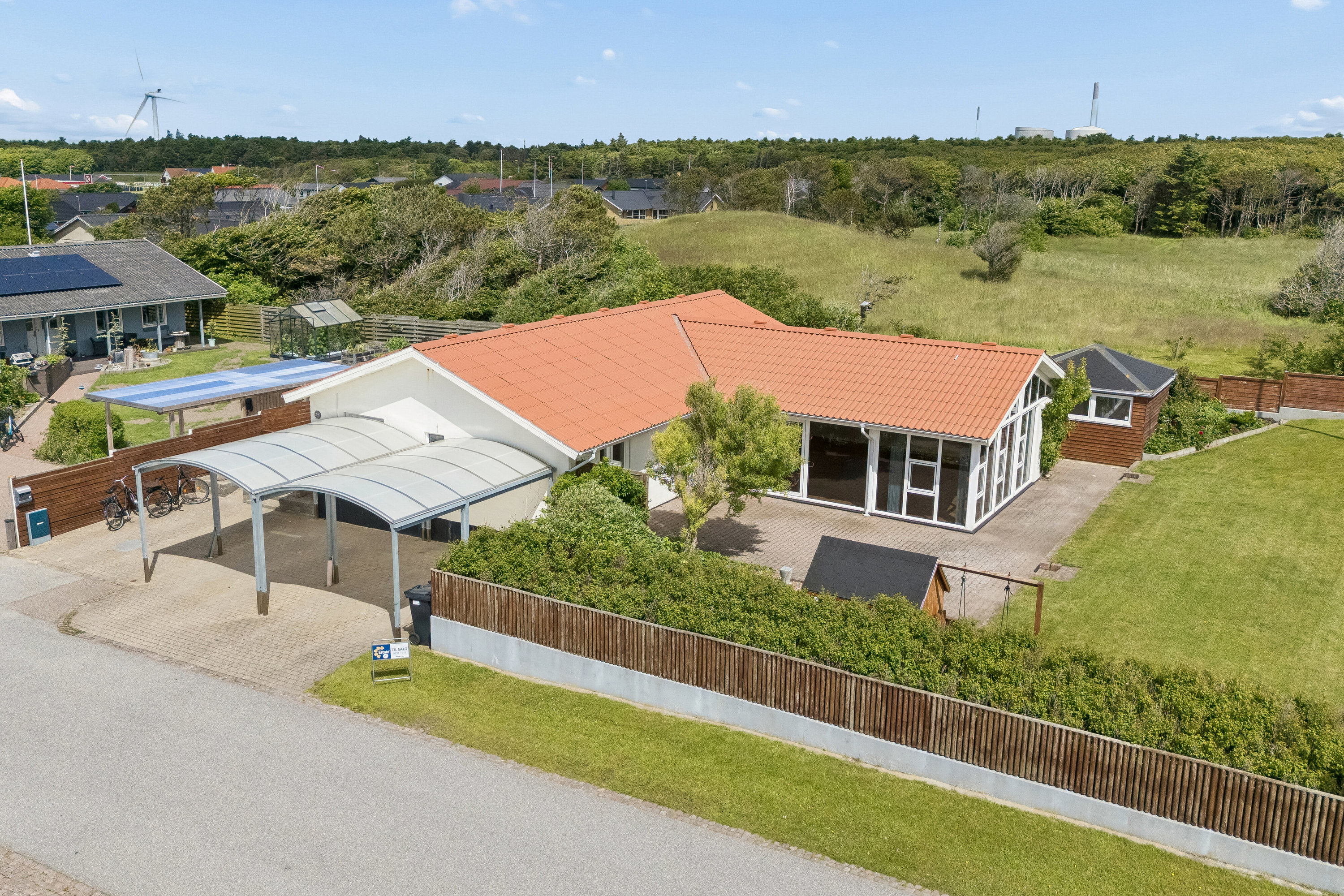 Villa: Set fra vejen på Gyvelvænget 32, 7730 Hanstholm