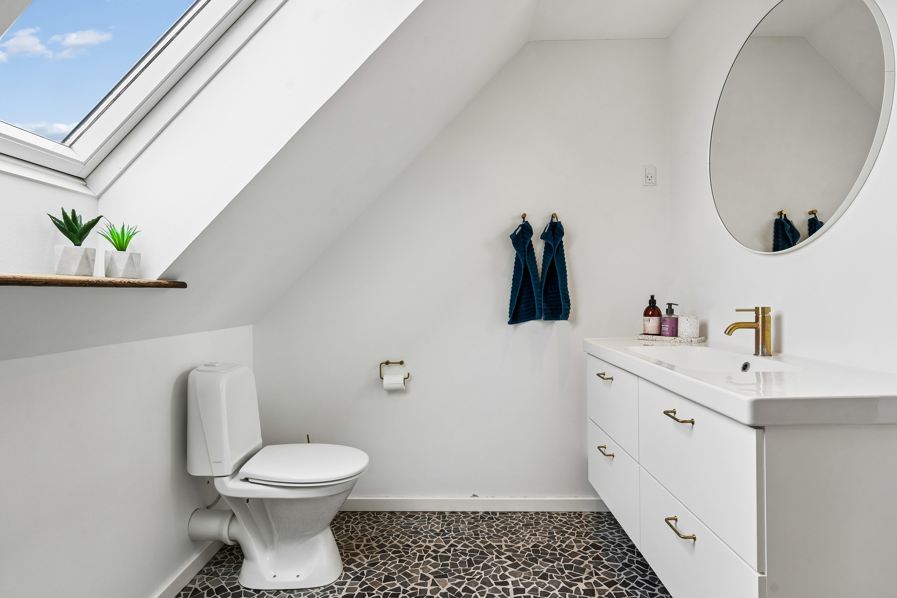 Fremhævet toilet billede i fuldskærmstilstand. Billede af Lilleskoven 2, 8722 Hedensted