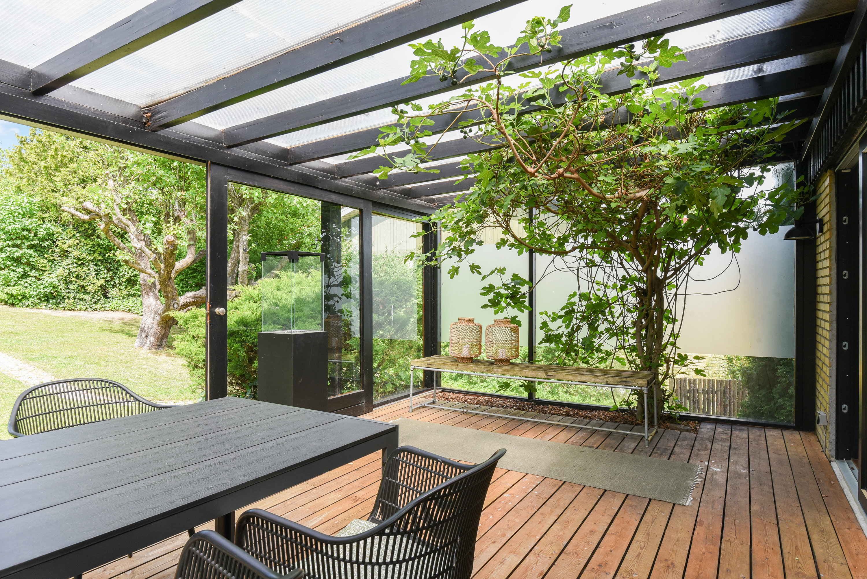 Fremhævet overdækket terrasse billede i fuldskærmstilstand. Billede af Kærvænget 9, 2750 Ballerup