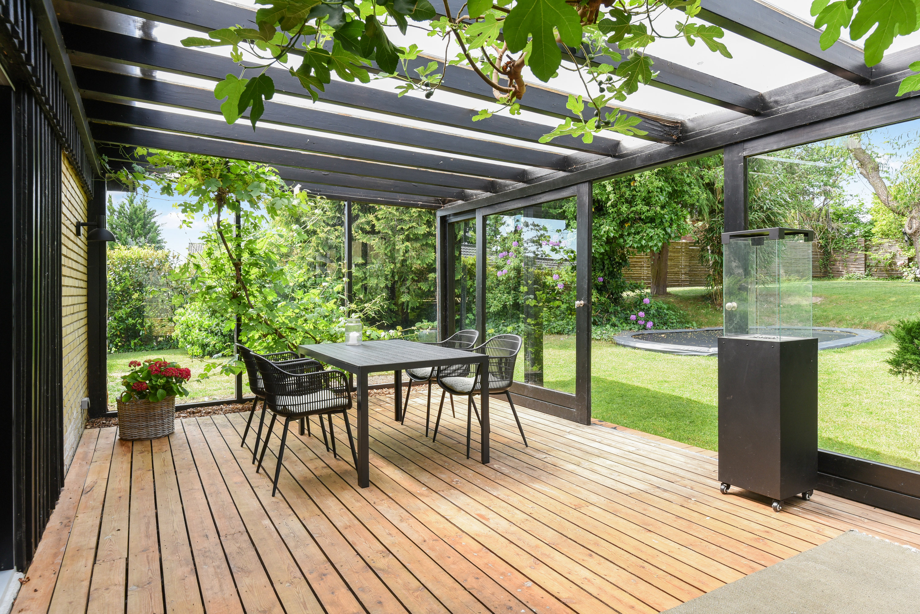 Fremhævet overdækket terrasse billede i fuldskærmstilstand. Billede af Kærvænget 9, 2750 Ballerup