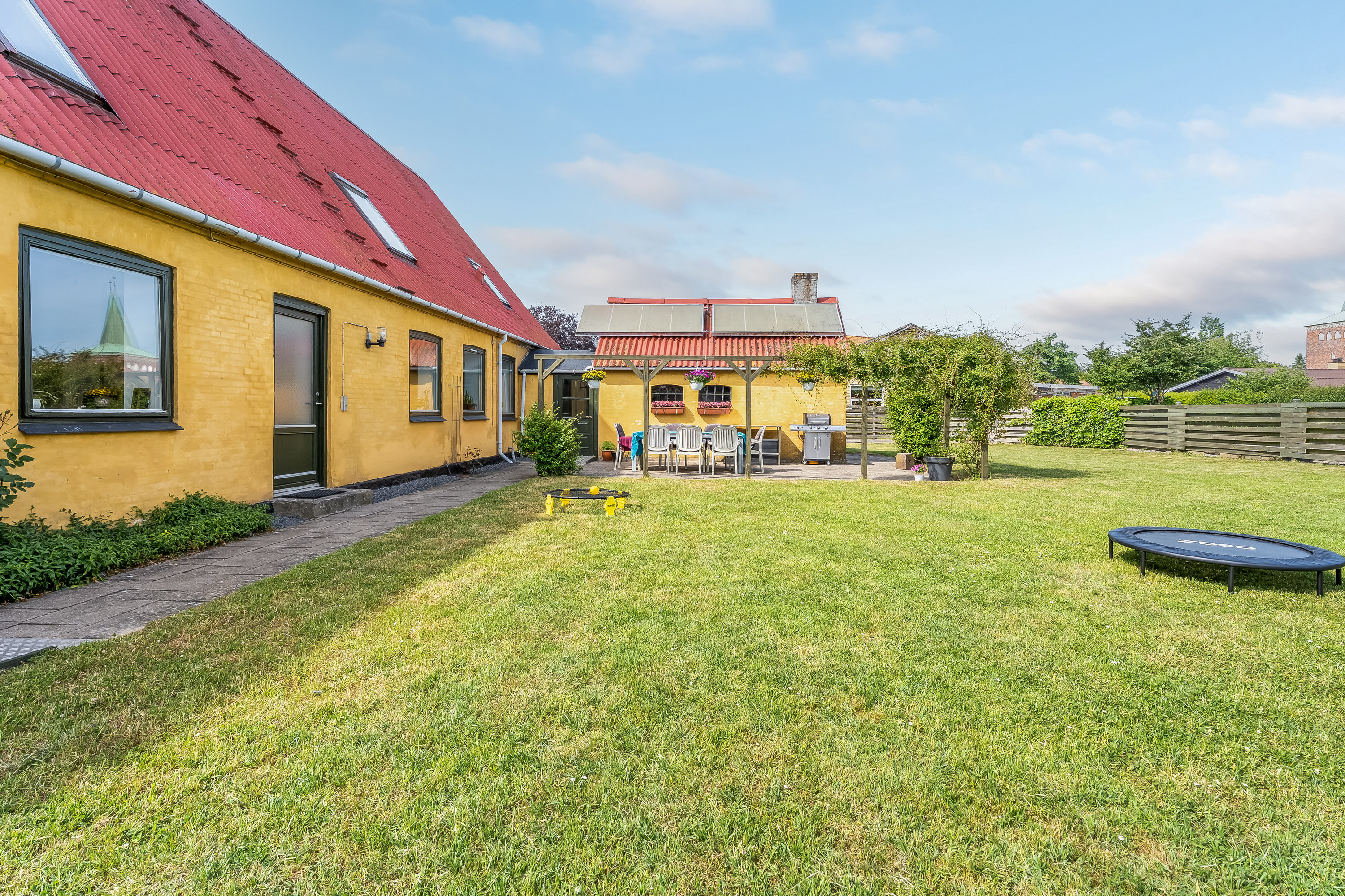 Fremhævet facade billede i fuldskærmstilstand. Billede af Systofte Bygade 20, Systofte, 4800 Nykøbing F