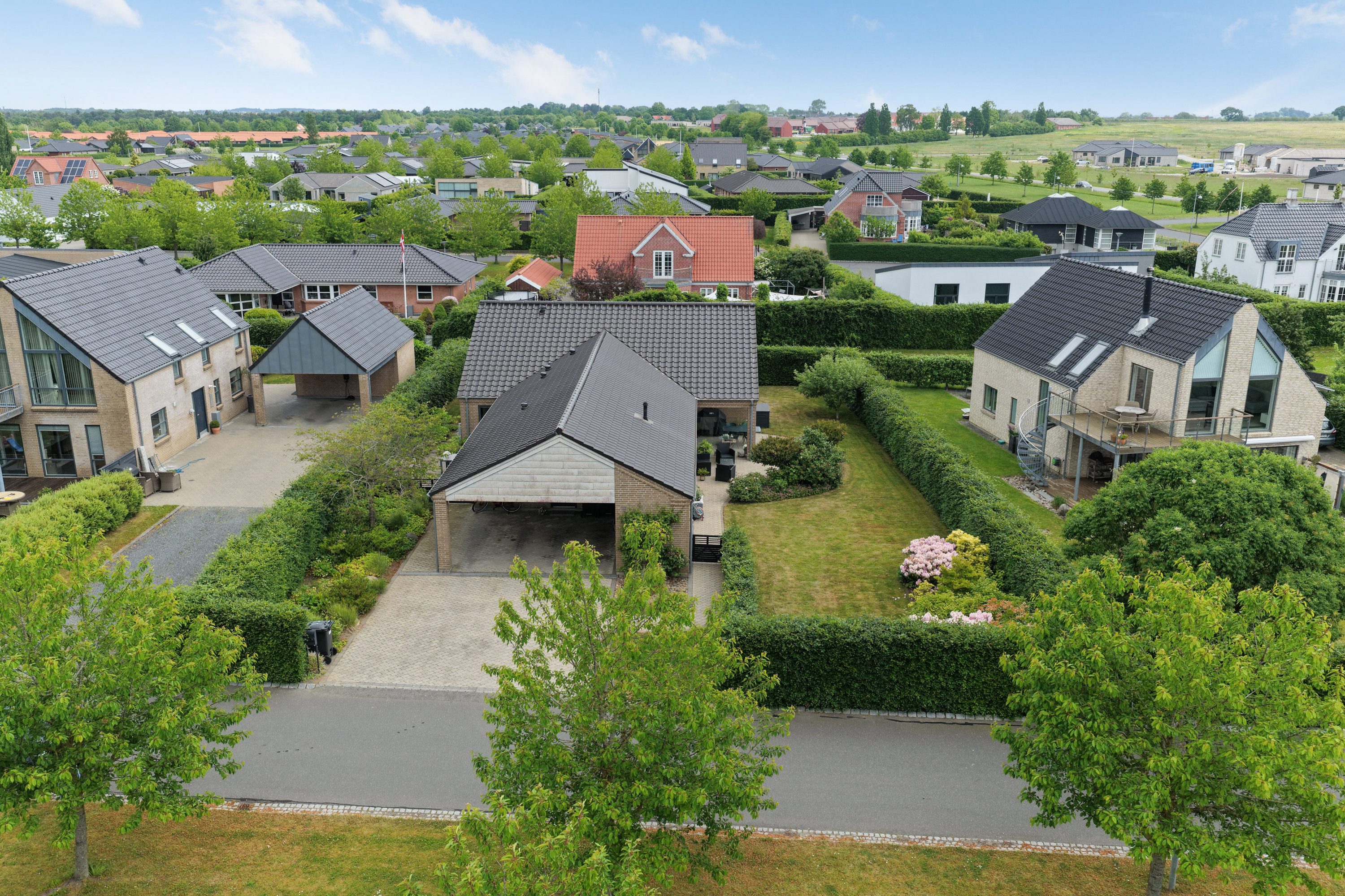 Fremhævet facade billede i fuldskærmstilstand. Billede af Rømøvænget 35, 5500 Middelfart