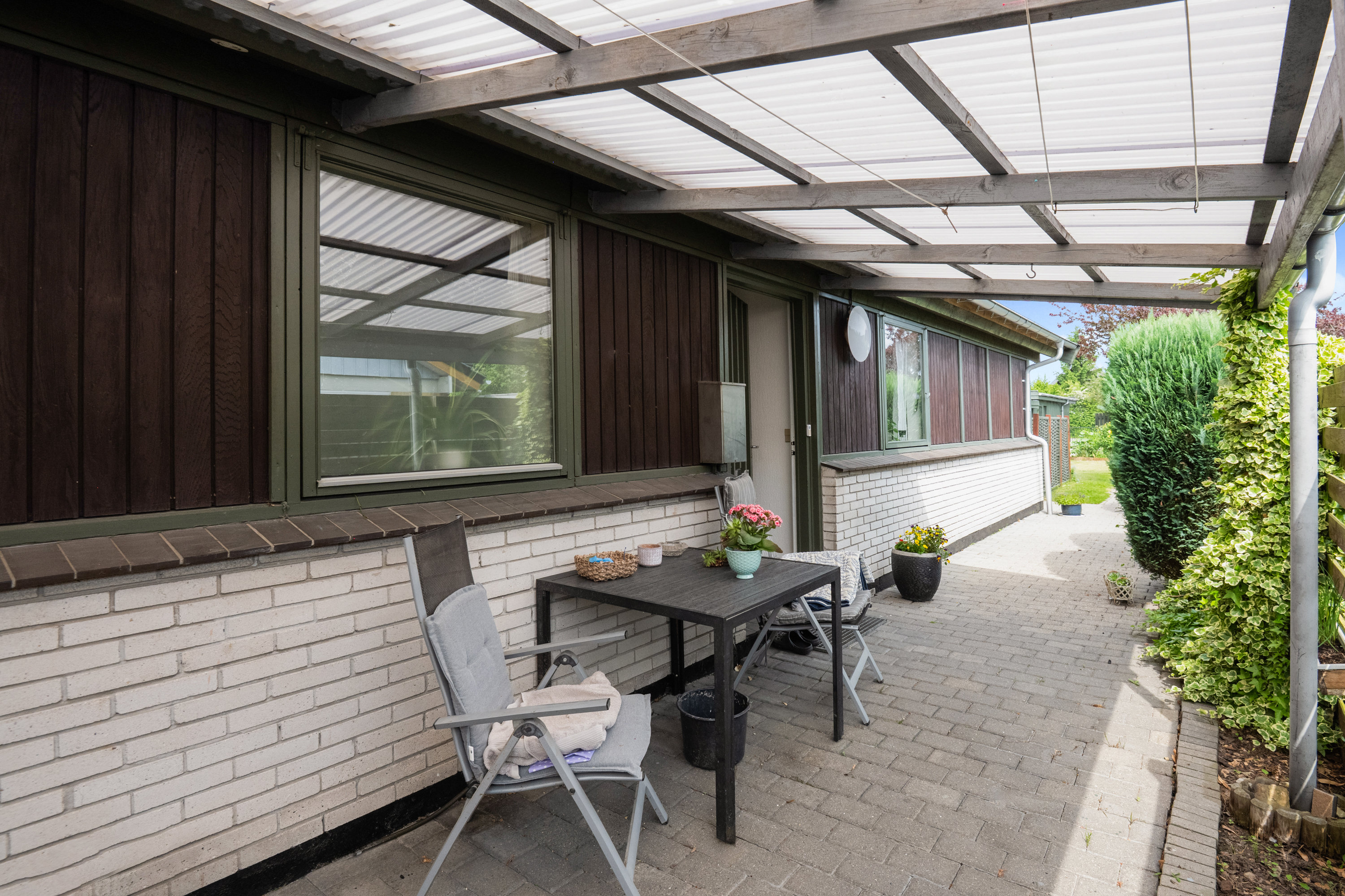Fremhævet overdækket terrasse billede i fuldskærmstilstand. Billede af Brostykkevej 31B, 2650 Hvidovre