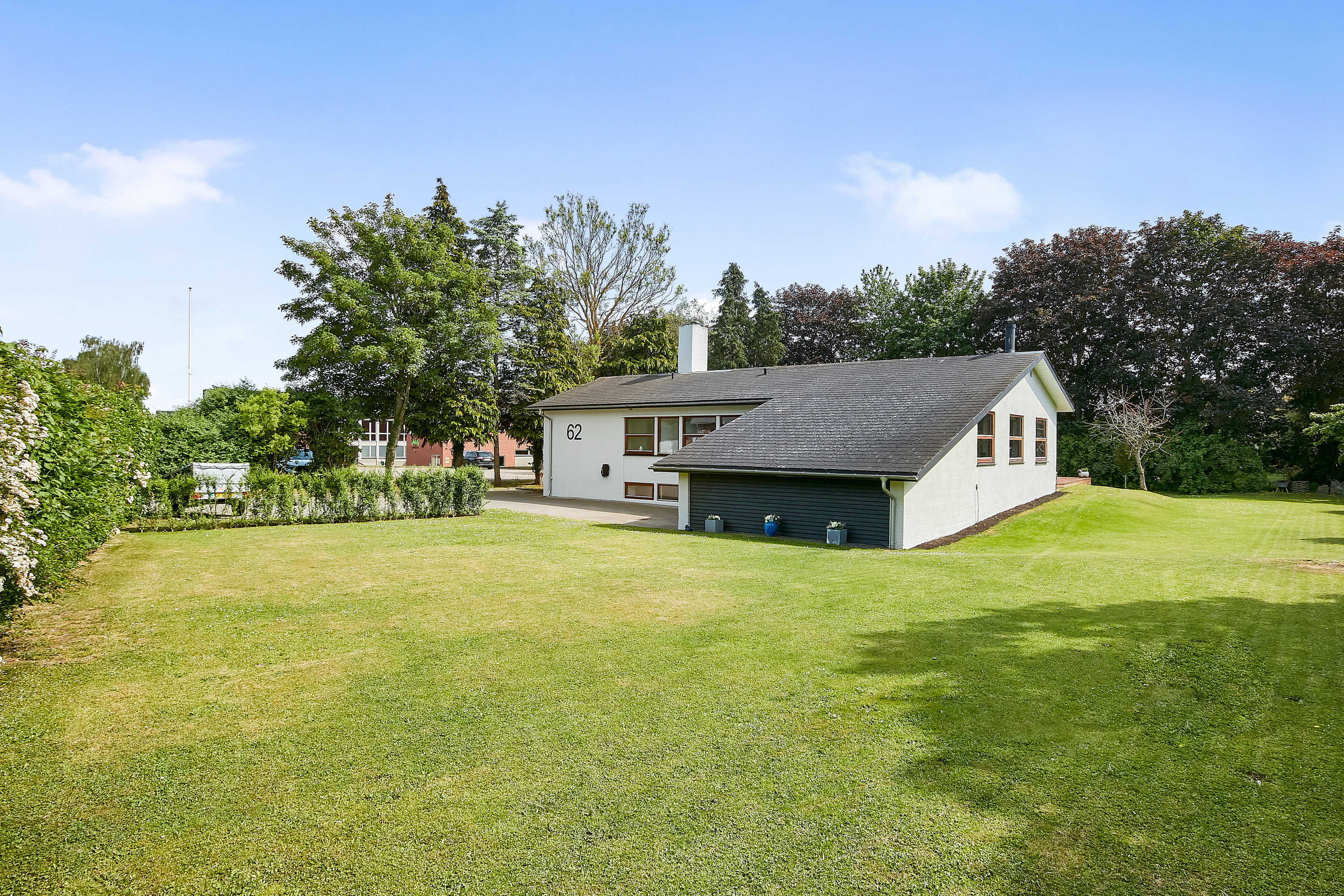 Fremhævet facade fra haven billede i fuldskærmstilstand. Billede af Kirkedalsvej 62, Rårup, 7130 Juelsminde