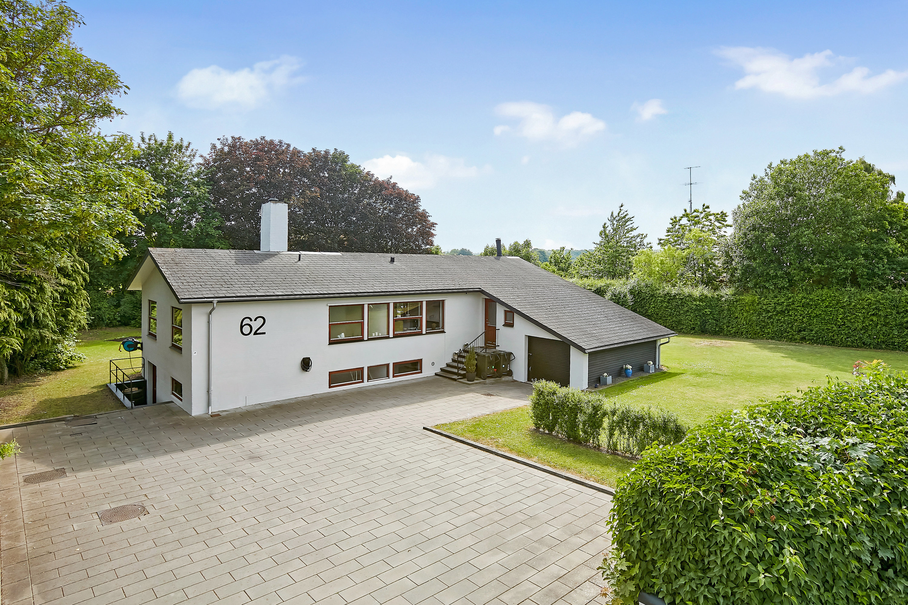 Fremhævet facade fra vejen billede i fuldskærmstilstand. Billede af Kirkedalsvej 62, Rårup, 7130 Juelsminde