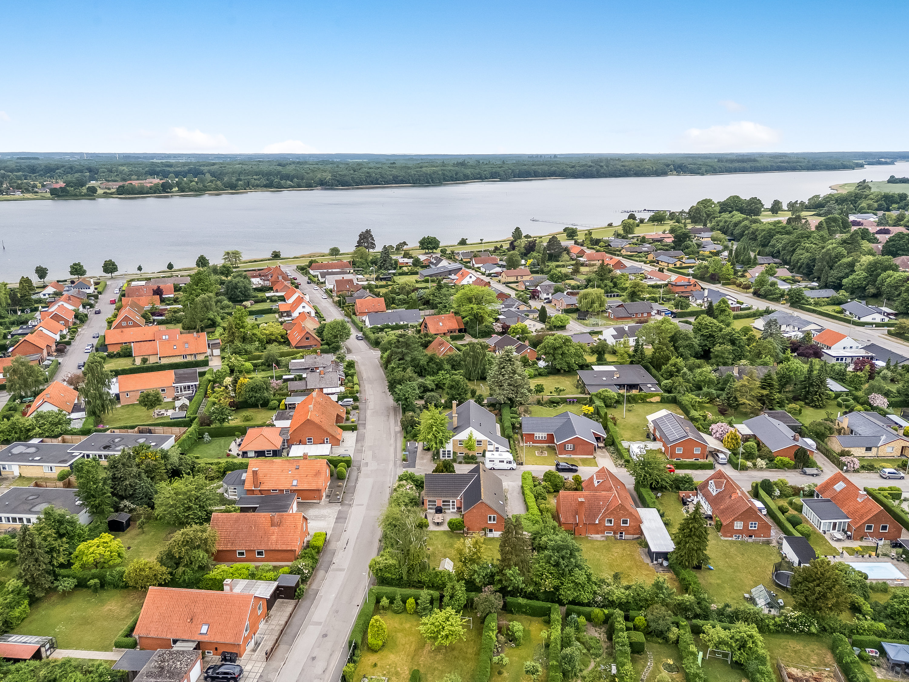 Fremhævet luftfoto billede i fuldskærmstilstand. Billede af Vennerslundvej 2, 4800 Nykøbing F