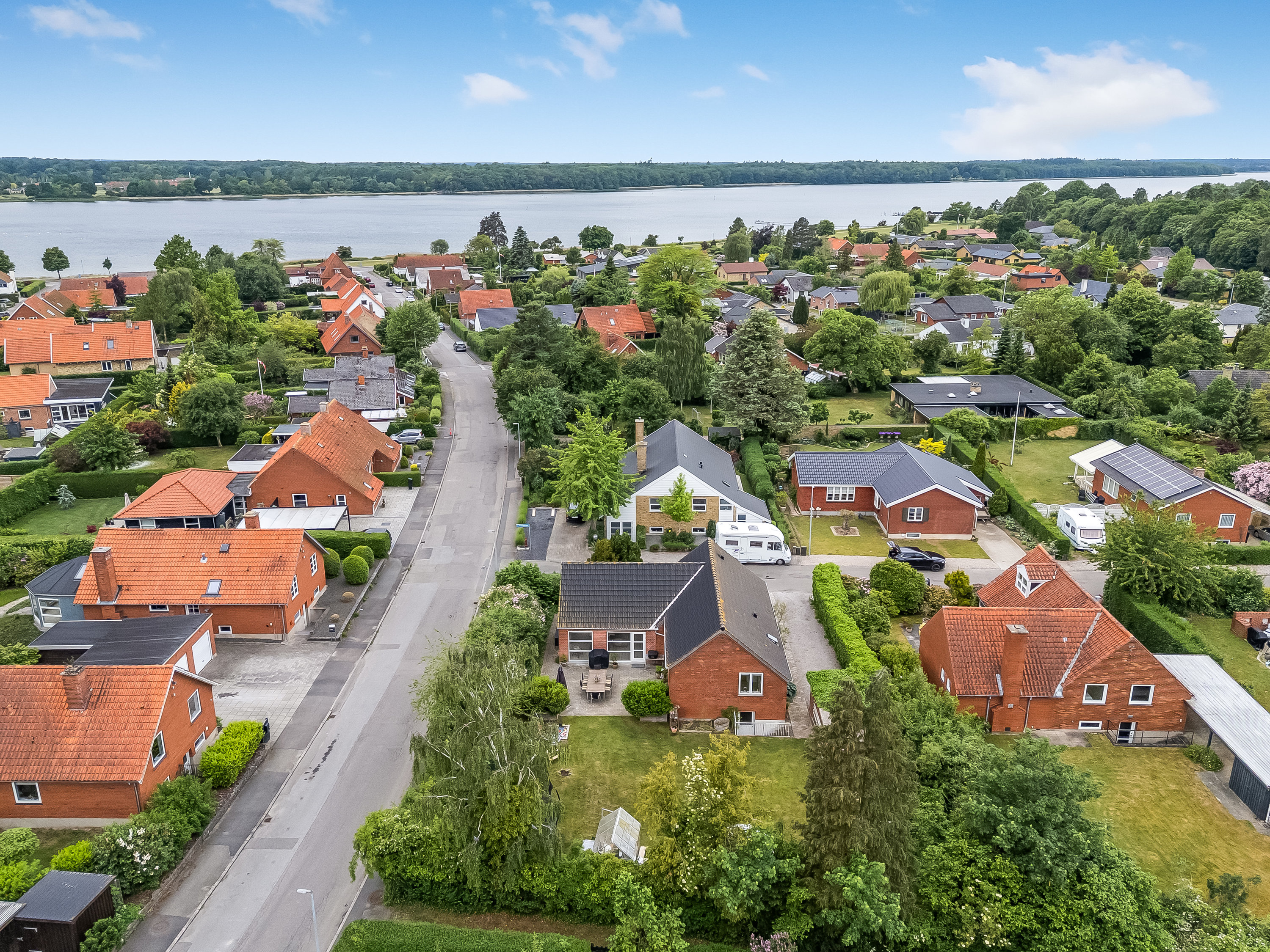 Fremhævet luftfoto billede i fuldskærmstilstand. Billede af Vennerslundvej 2, 4800 Nykøbing F