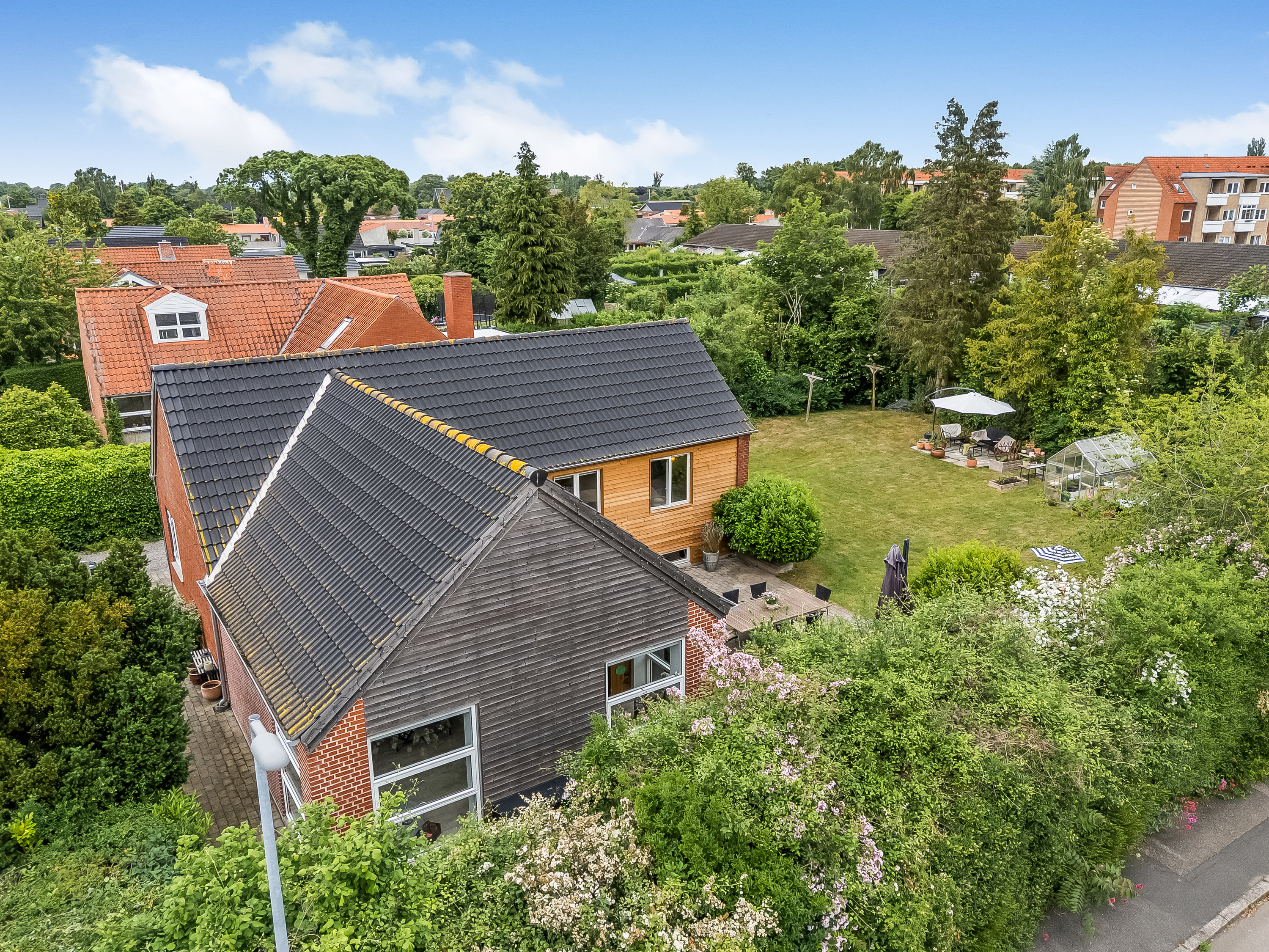 Fremhævet luftfoto billede i fuldskærmstilstand. Billede af Vennerslundvej 2, 4800 Nykøbing F
