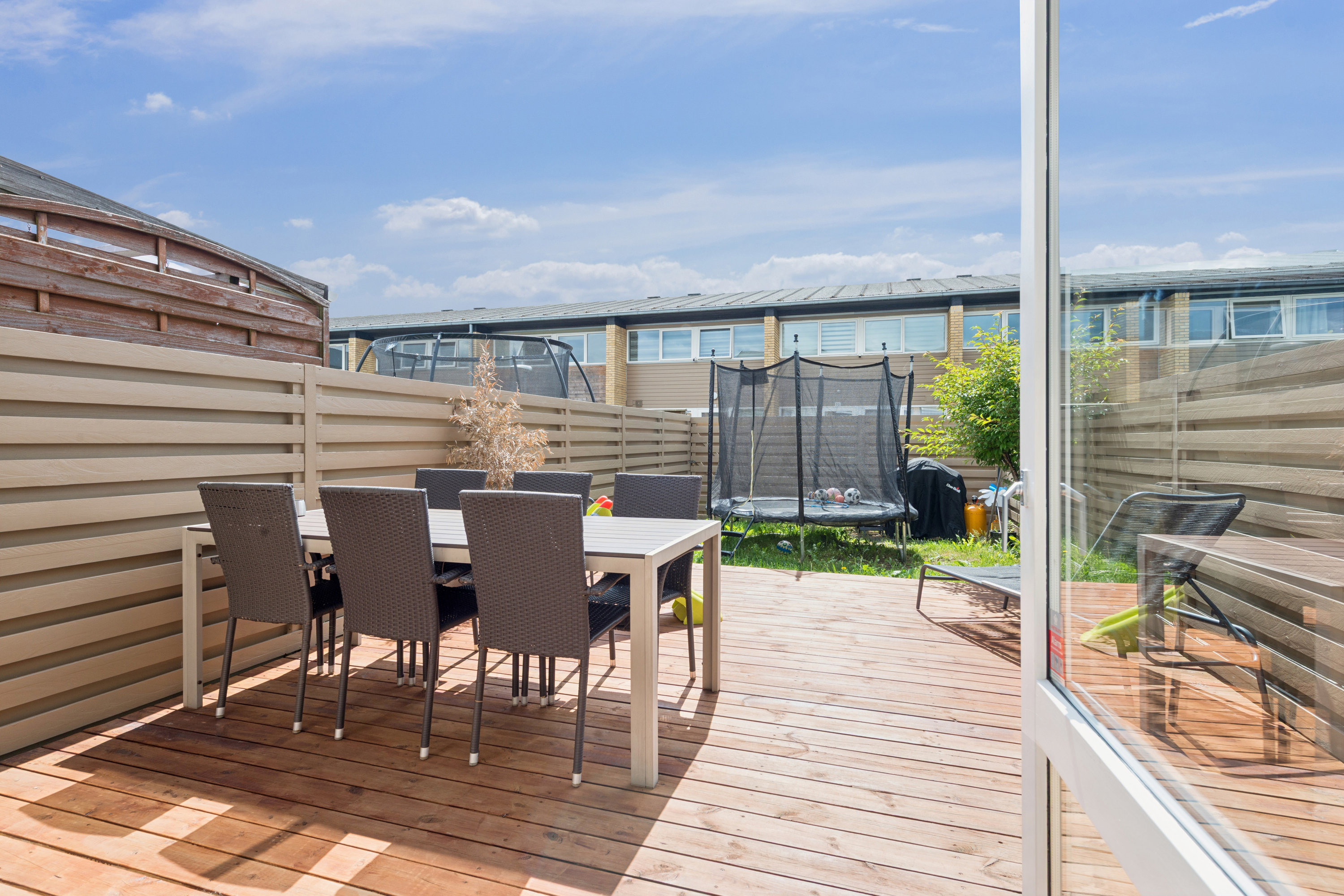 Fremhævet terrasse billede i fuldskærmstilstand. Billede af Rønnevangshusene 66, 2630 Taastrup