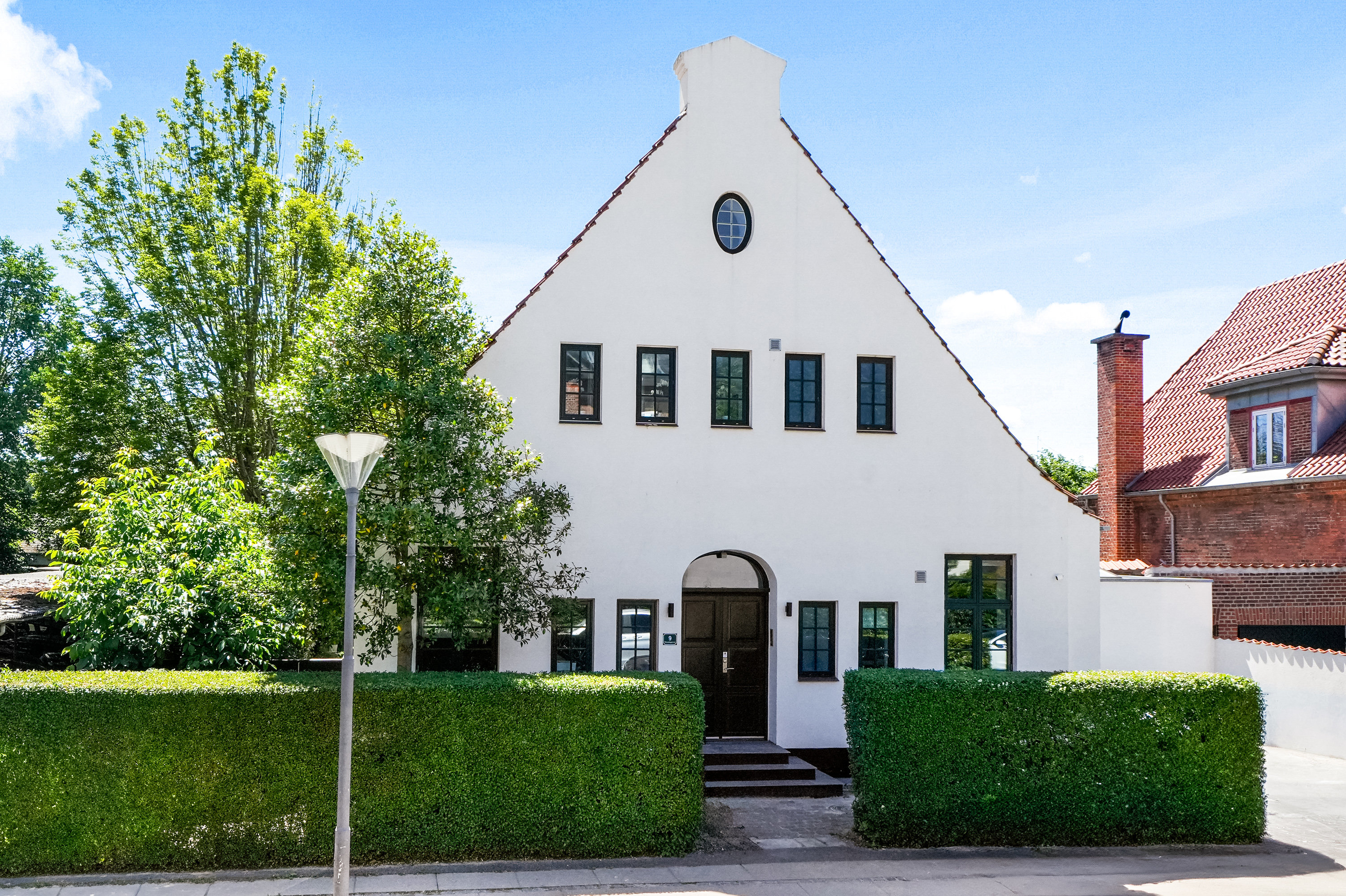 Fremhævet facade billede i fuldskærmstilstand. Billede af Strandagervej 9, 2900 Hellerup