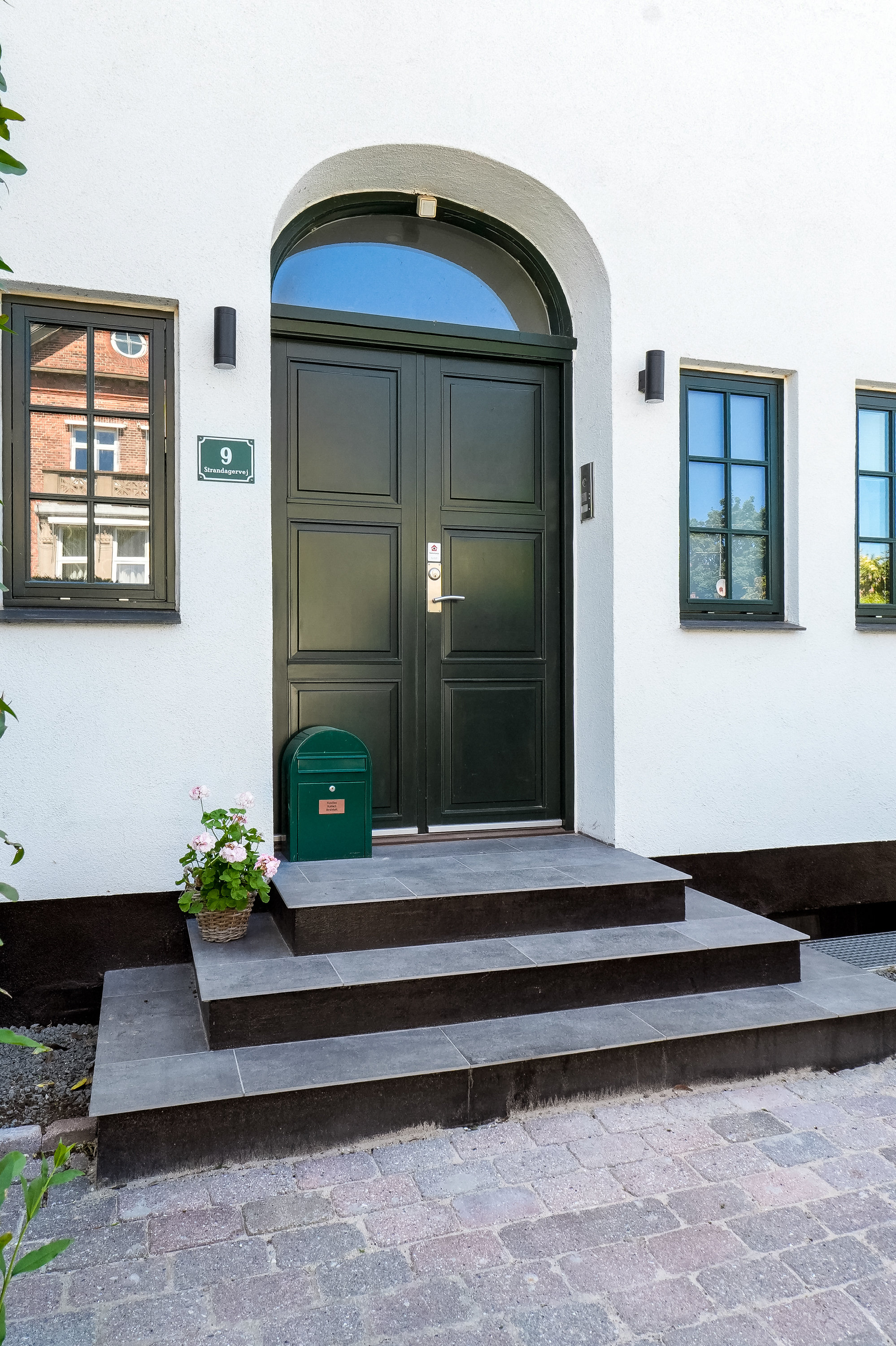 Fremhævet facade billede i fuldskærmstilstand. Billede af Strandagervej 9, 2900 Hellerup