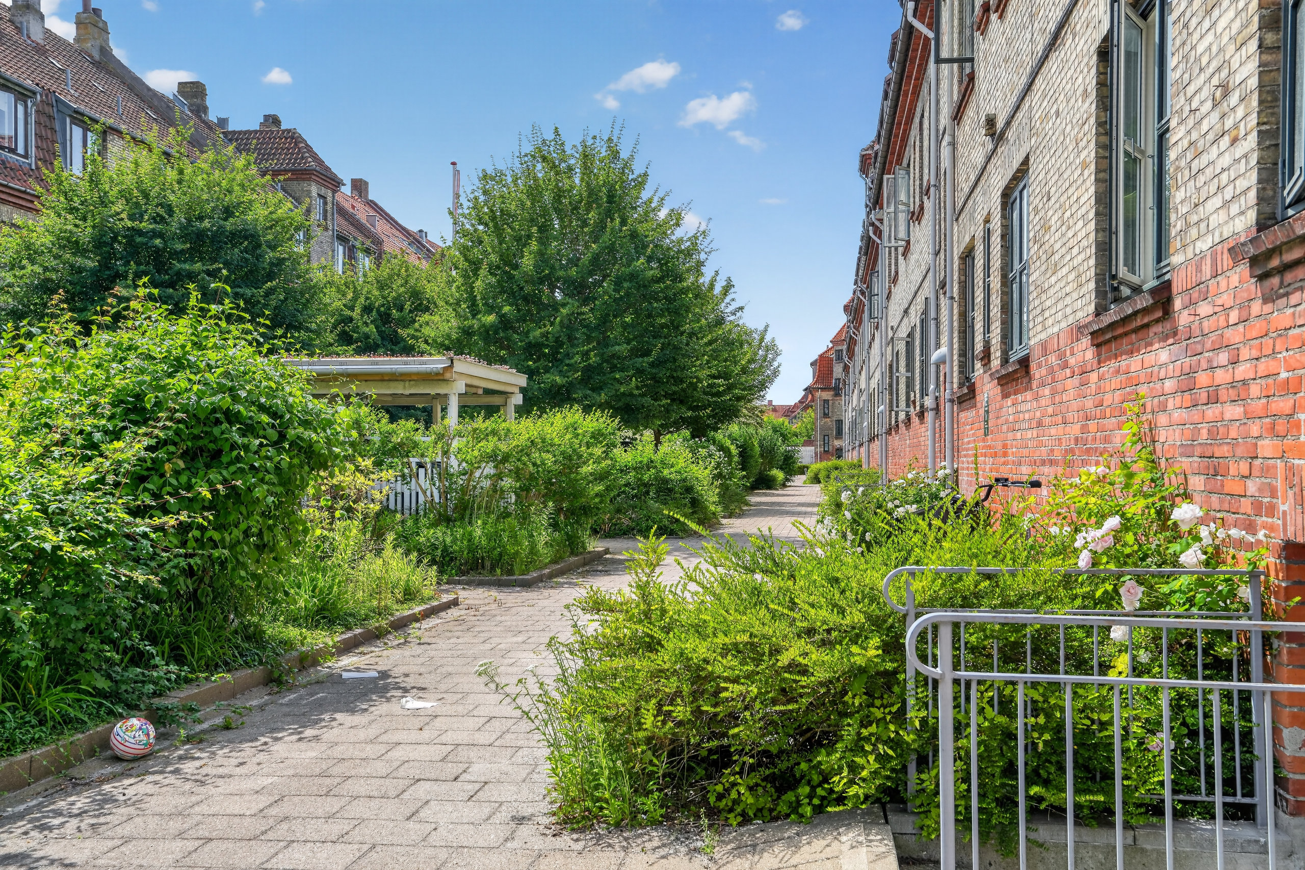 Fremhævet gårdmiljø billede i fuldskærmstilstand. Billede af Hørdumsgade 3, 1. tv., 2450 København SV