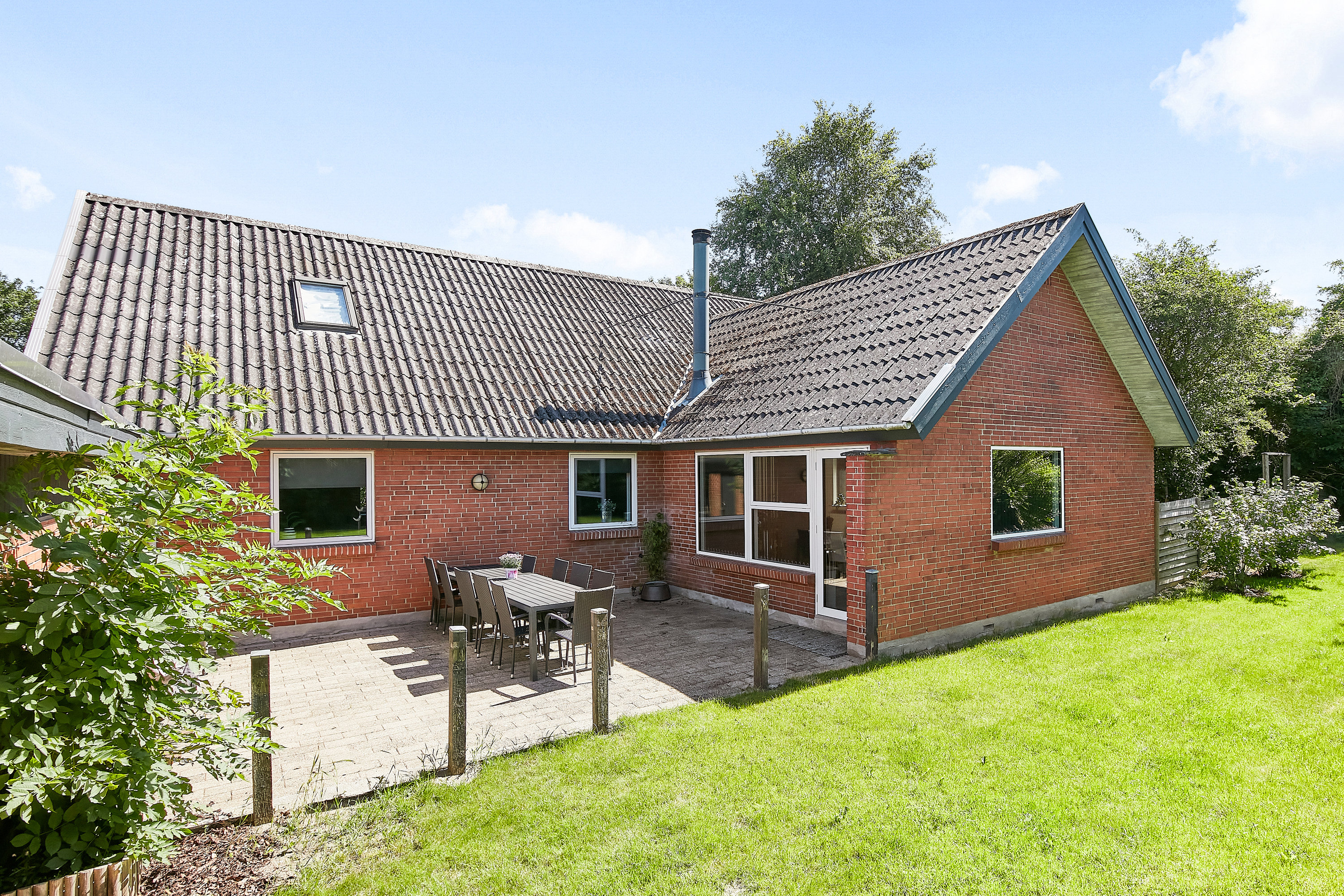 Villa: Facade set fra haven på Egernvej 1, 8700 Horsens