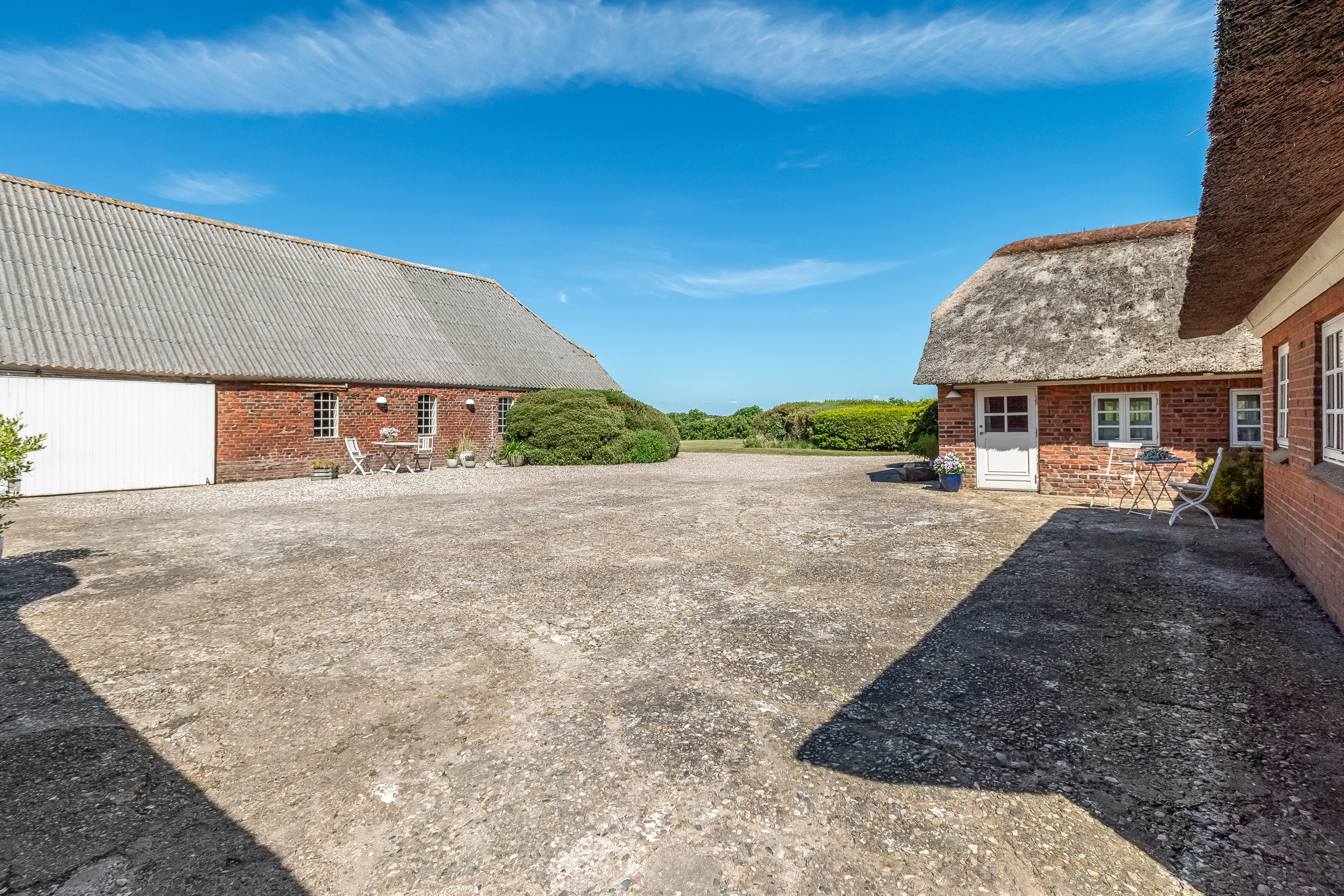 Fremhævet gårdmiljø billede i fuldskærmstilstand. Billede af Søndervig Landevej 50, Holmsland, 6950 Ringkøbing