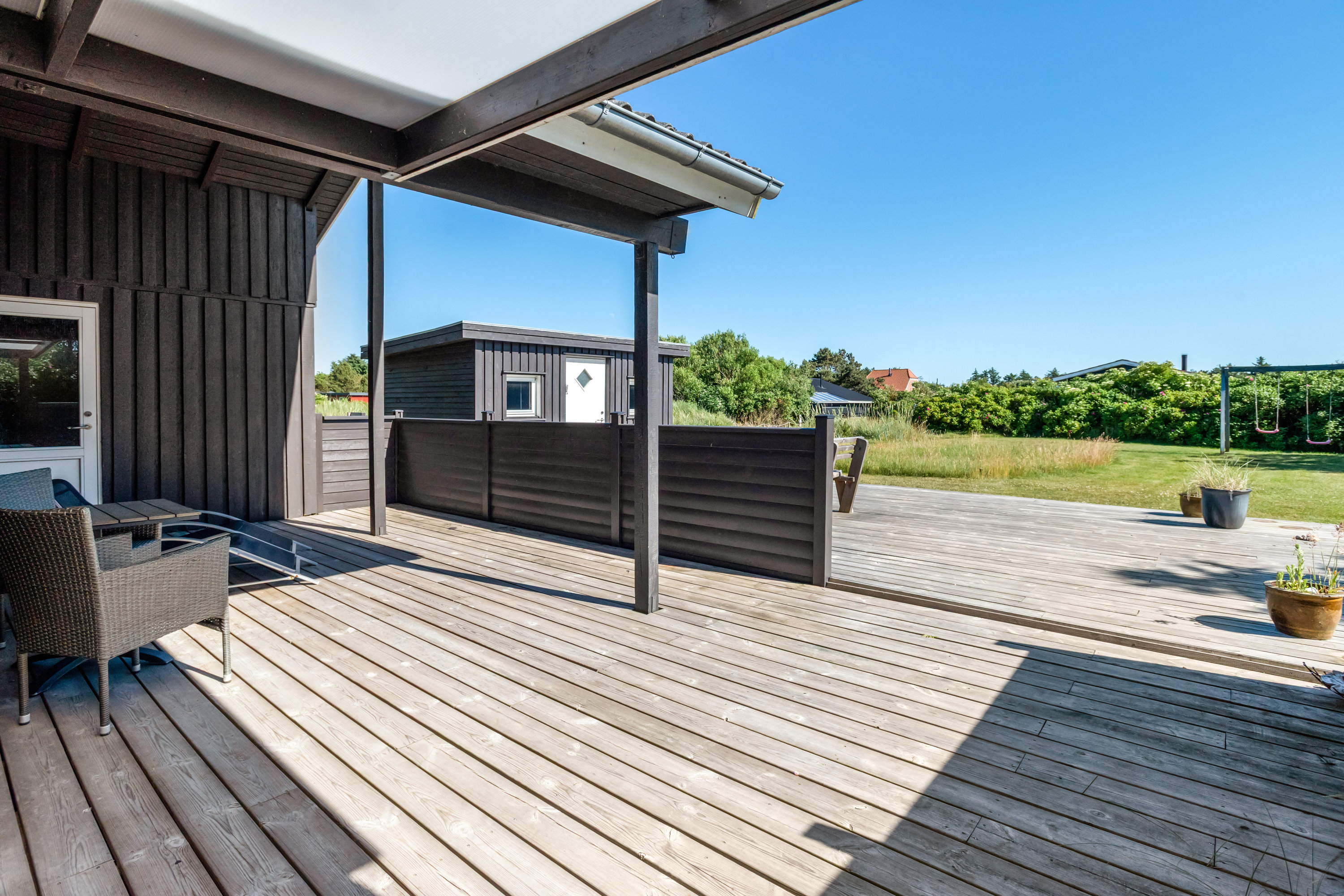 Fremhævet overdækket terrasse billede i fuldskærmstilstand. Billede af Kirksvej 45, Bjerregaard, 6960 Hvide Sande
