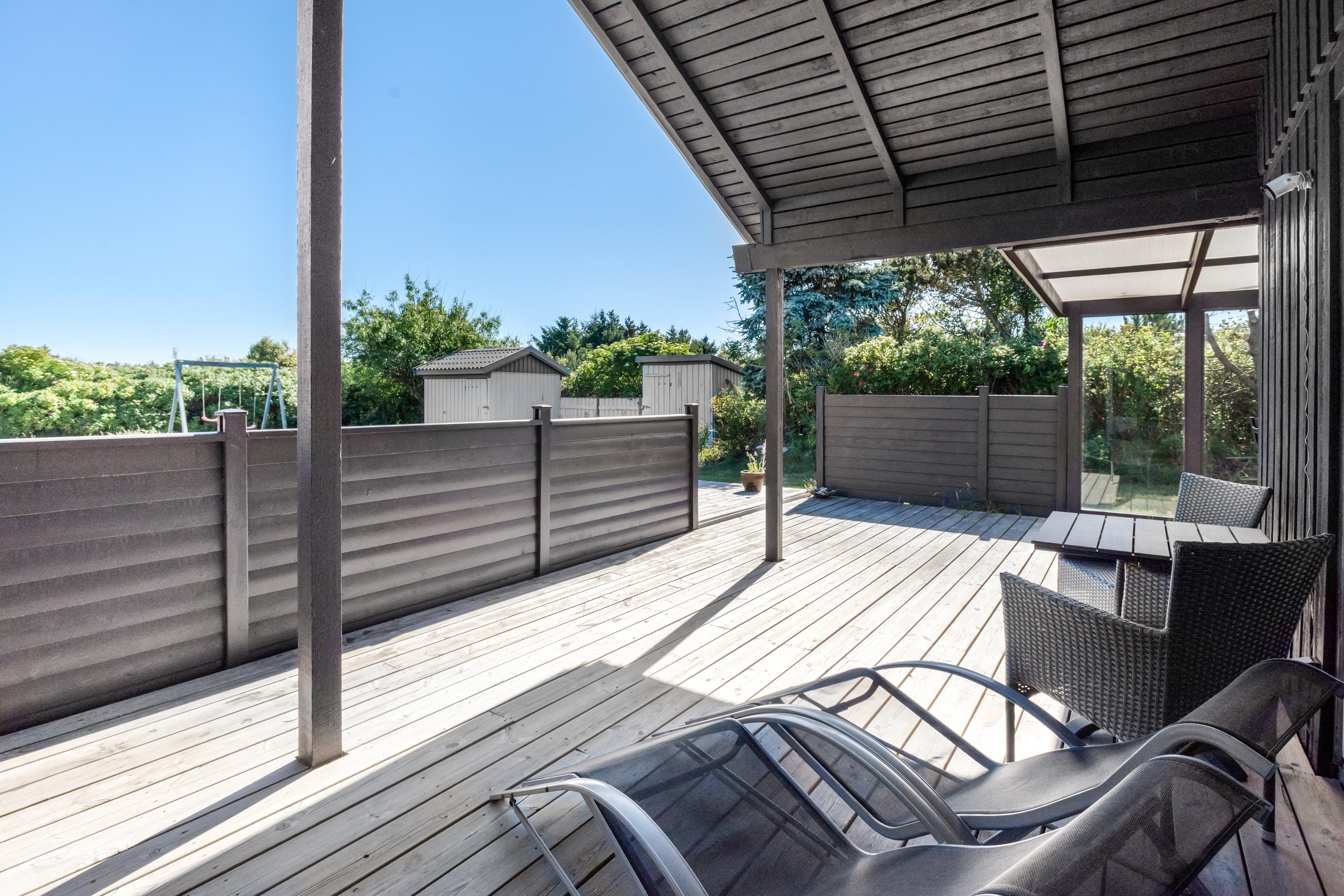 Fremhævet overdækket terrasse billede i fuldskærmstilstand. Billede af Kirksvej 45, Bjerregaard, 6960 Hvide Sande