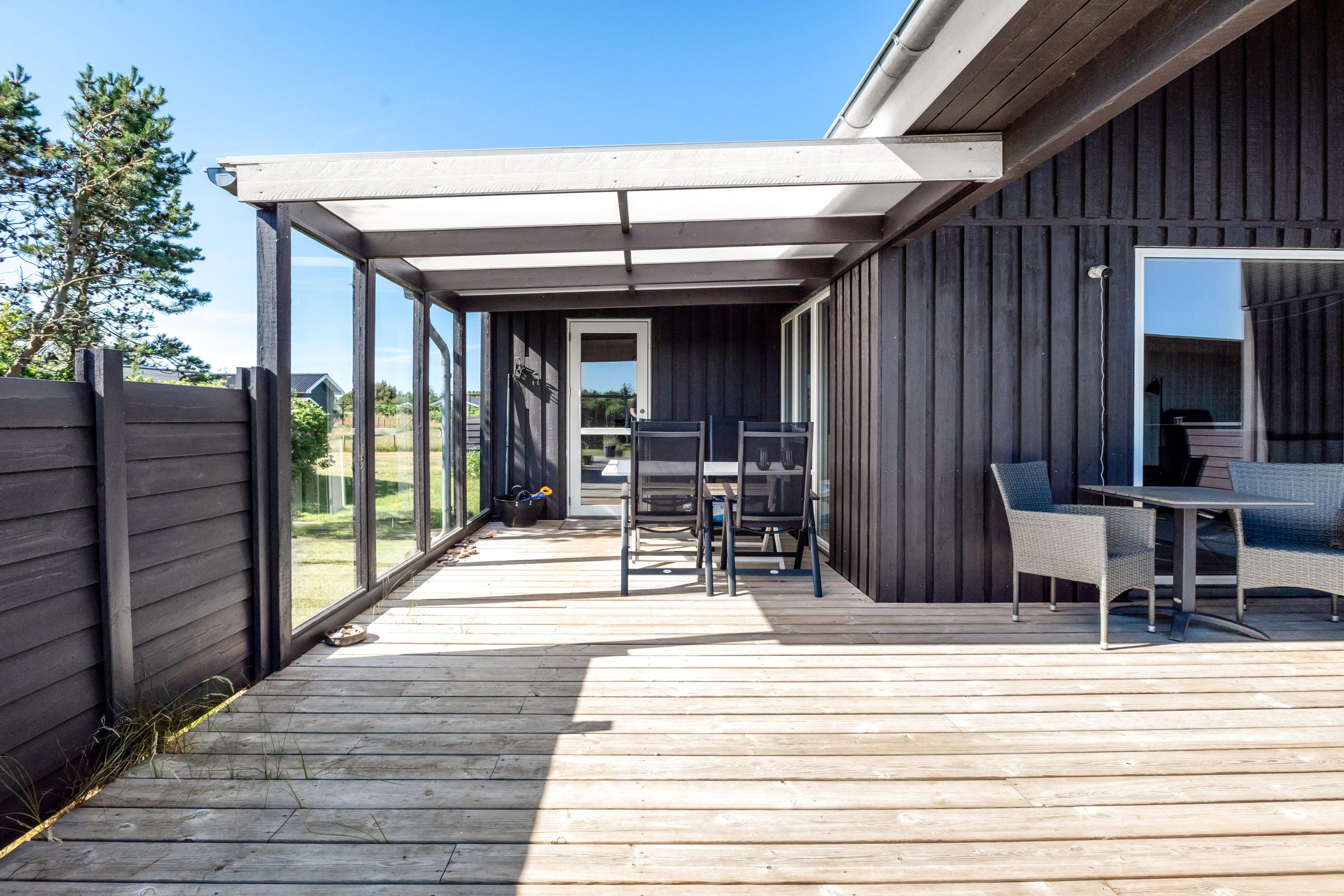 Fremhævet terrasse billede i fuldskærmstilstand. Billede af Kirksvej 45, Bjerregaard, 6960 Hvide Sande