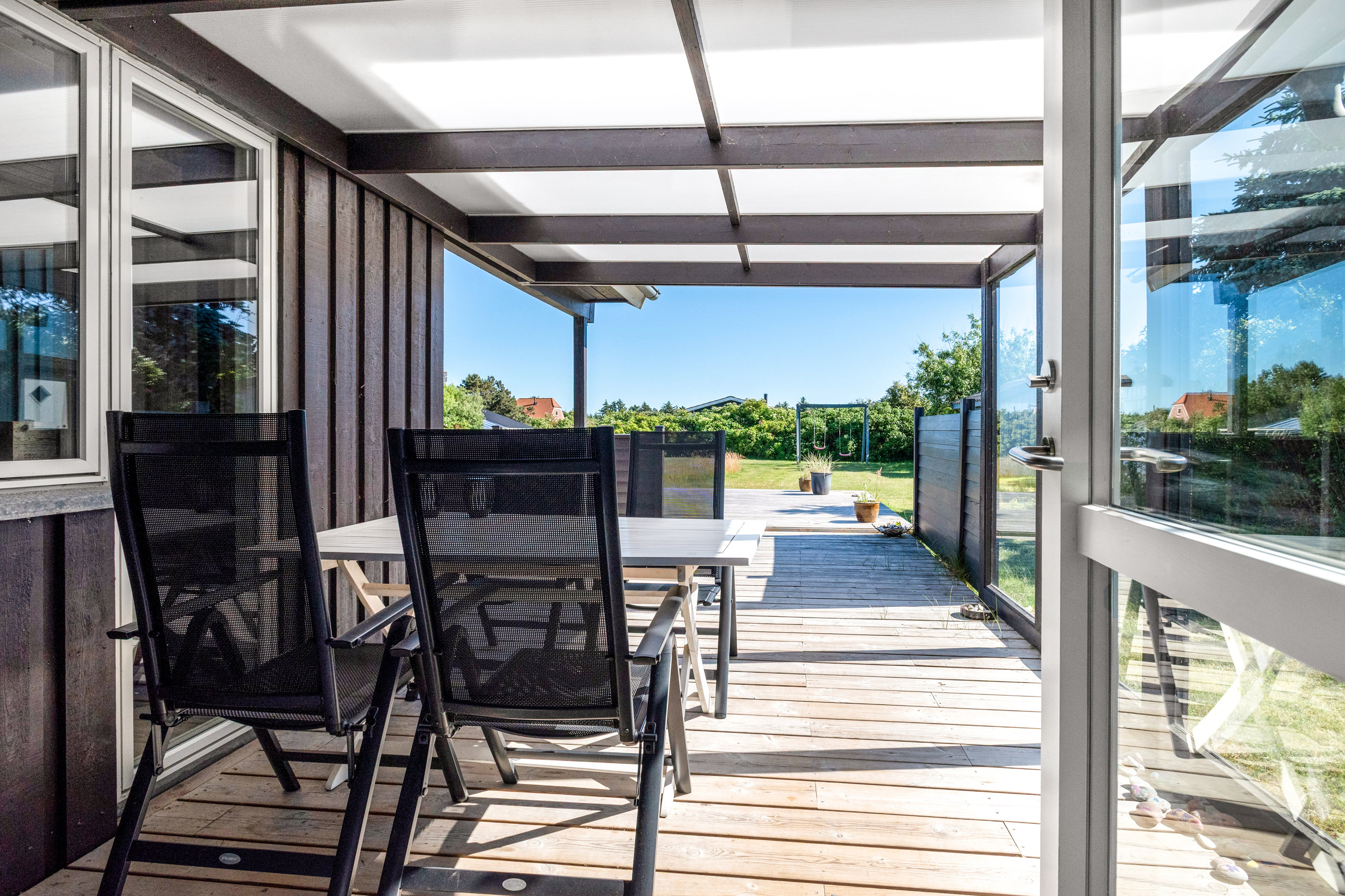 Fremhævet overdækket terrasse billede i fuldskærmstilstand. Billede af Kirksvej 45, Bjerregaard, 6960 Hvide Sande