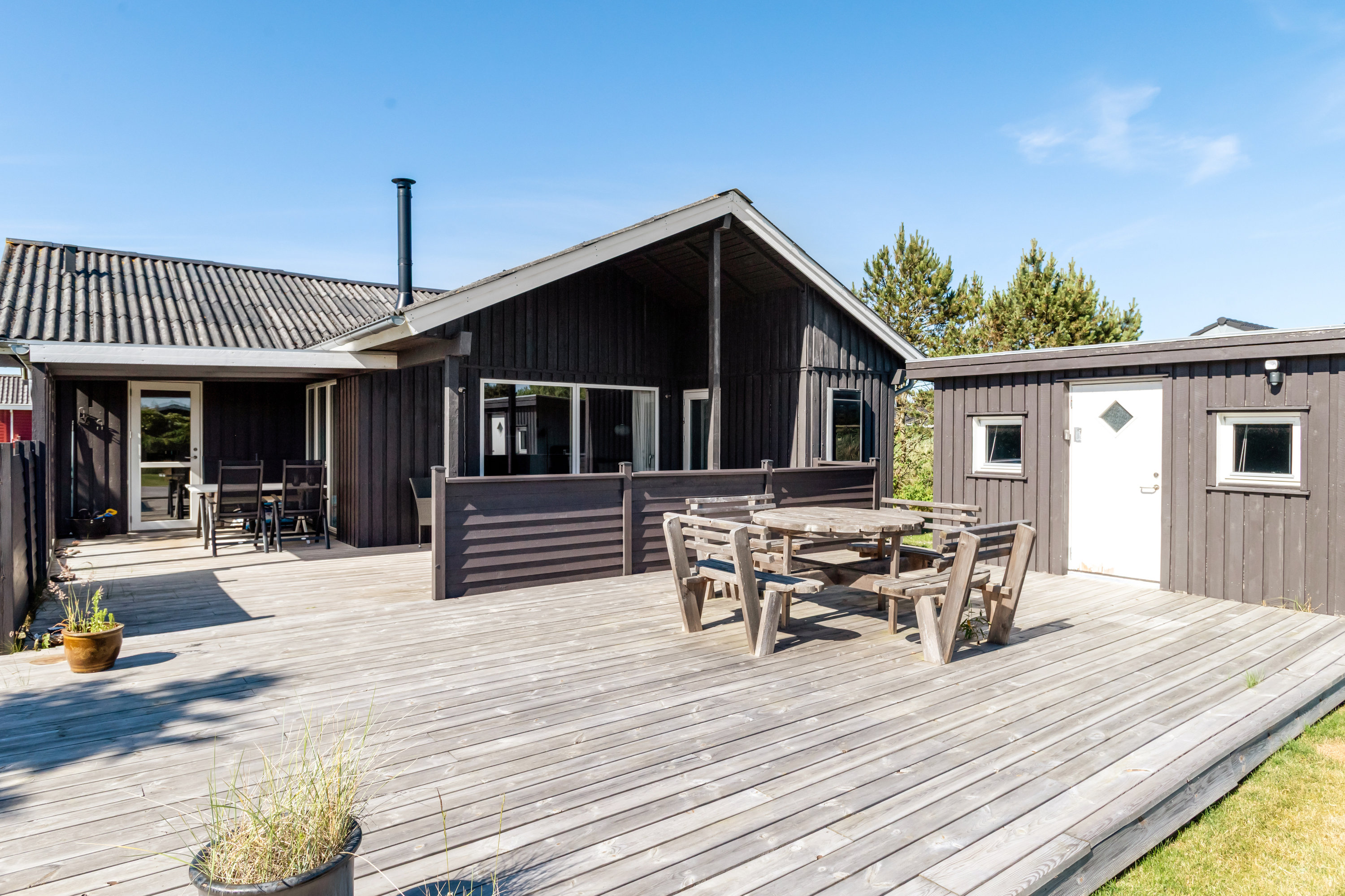 Fremhævet terrasse billede i fuldskærmstilstand. Billede af Kirksvej 45, Bjerregaard, 6960 Hvide Sande