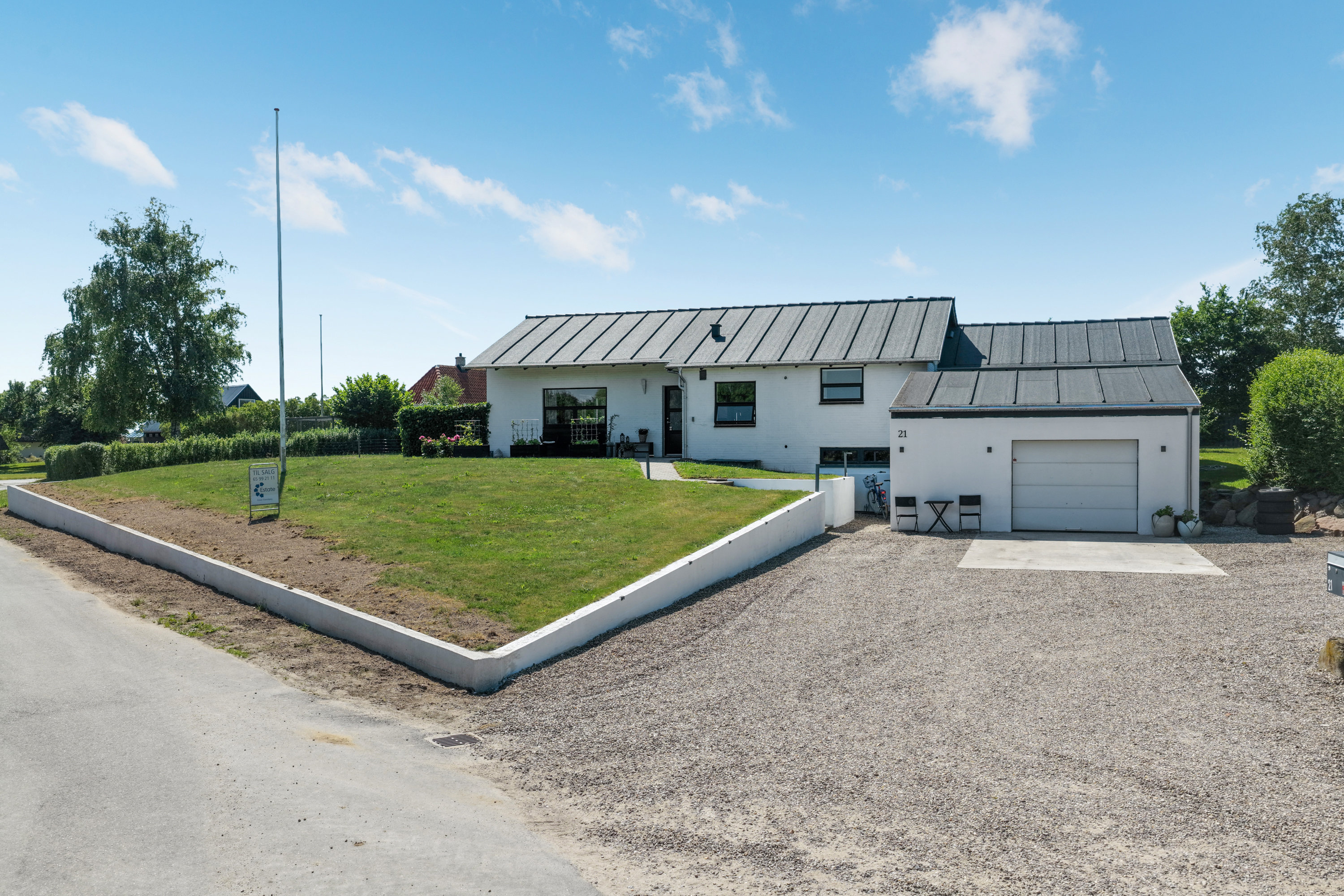 Miniaturebillede 1: udendørs. Billede af Strandbyvej 21, Strandby, 5683 Haarby