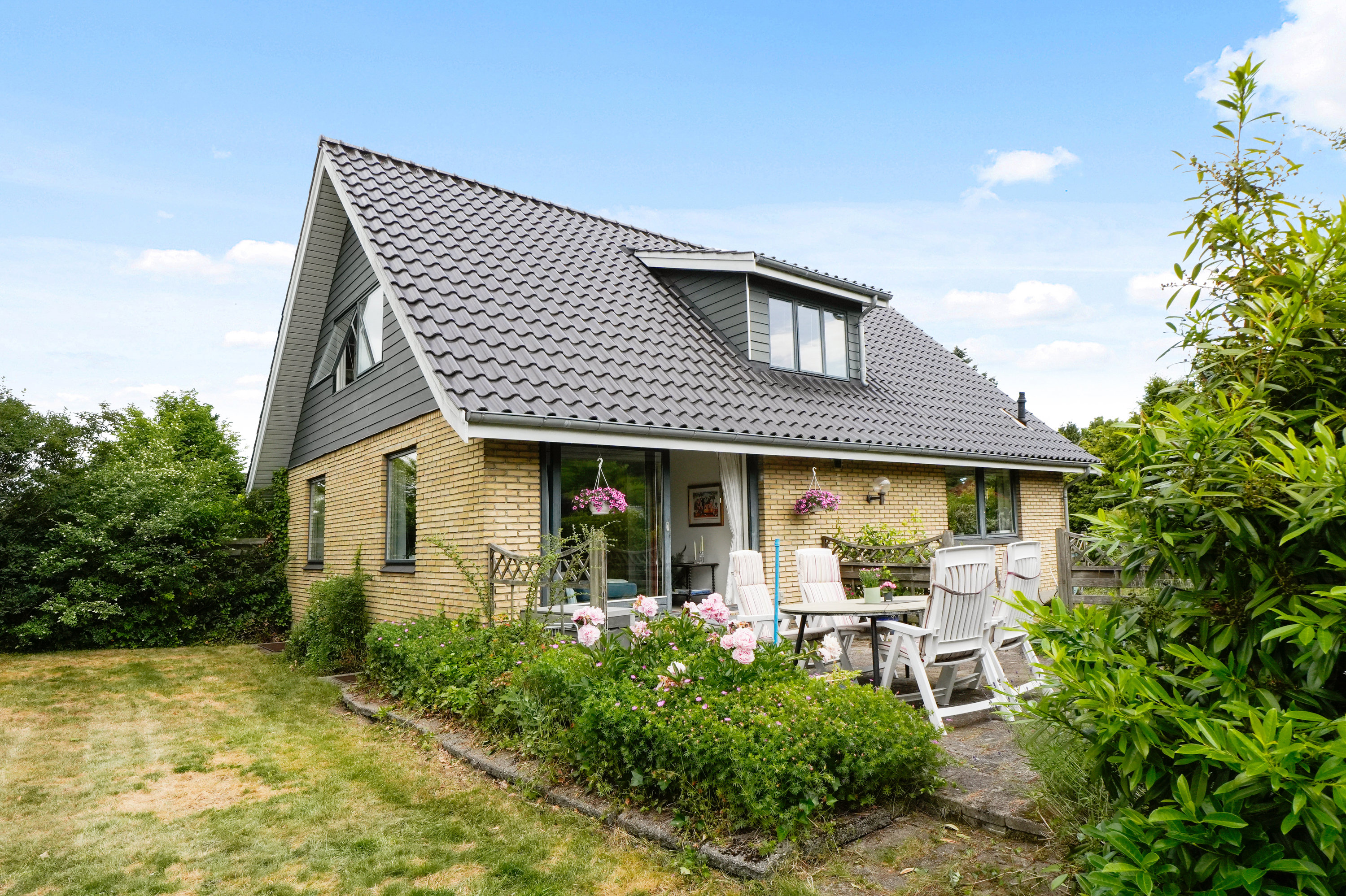 Fremhævet facade billede i fuldskærmstilstand. Billede af Viggo Barfoeds Alle 22, 2750 Ballerup