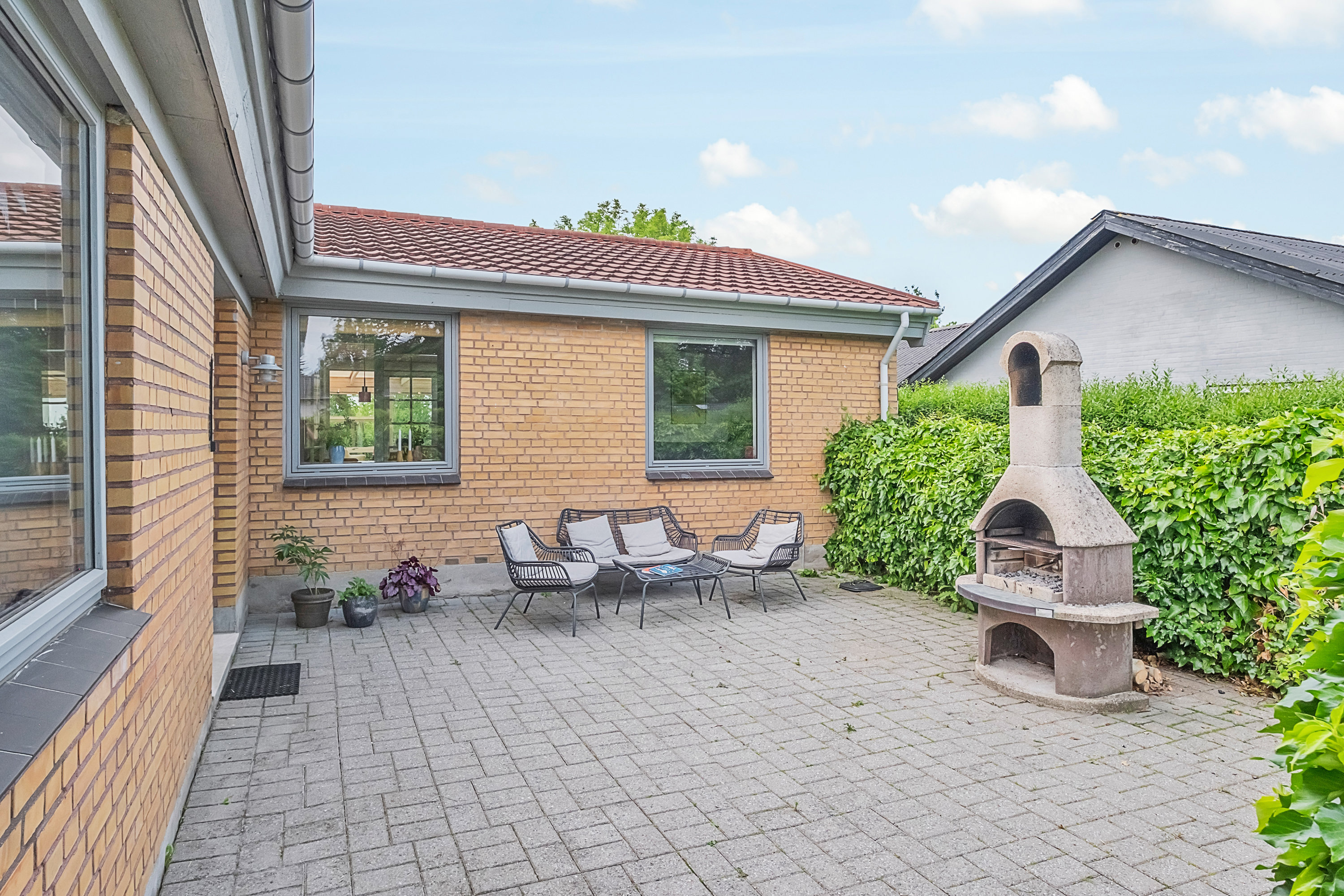 Fremhævet terrasse billede i fuldskærmstilstand. Billede af Asmusvænget 7, 8530 Hjortshøj