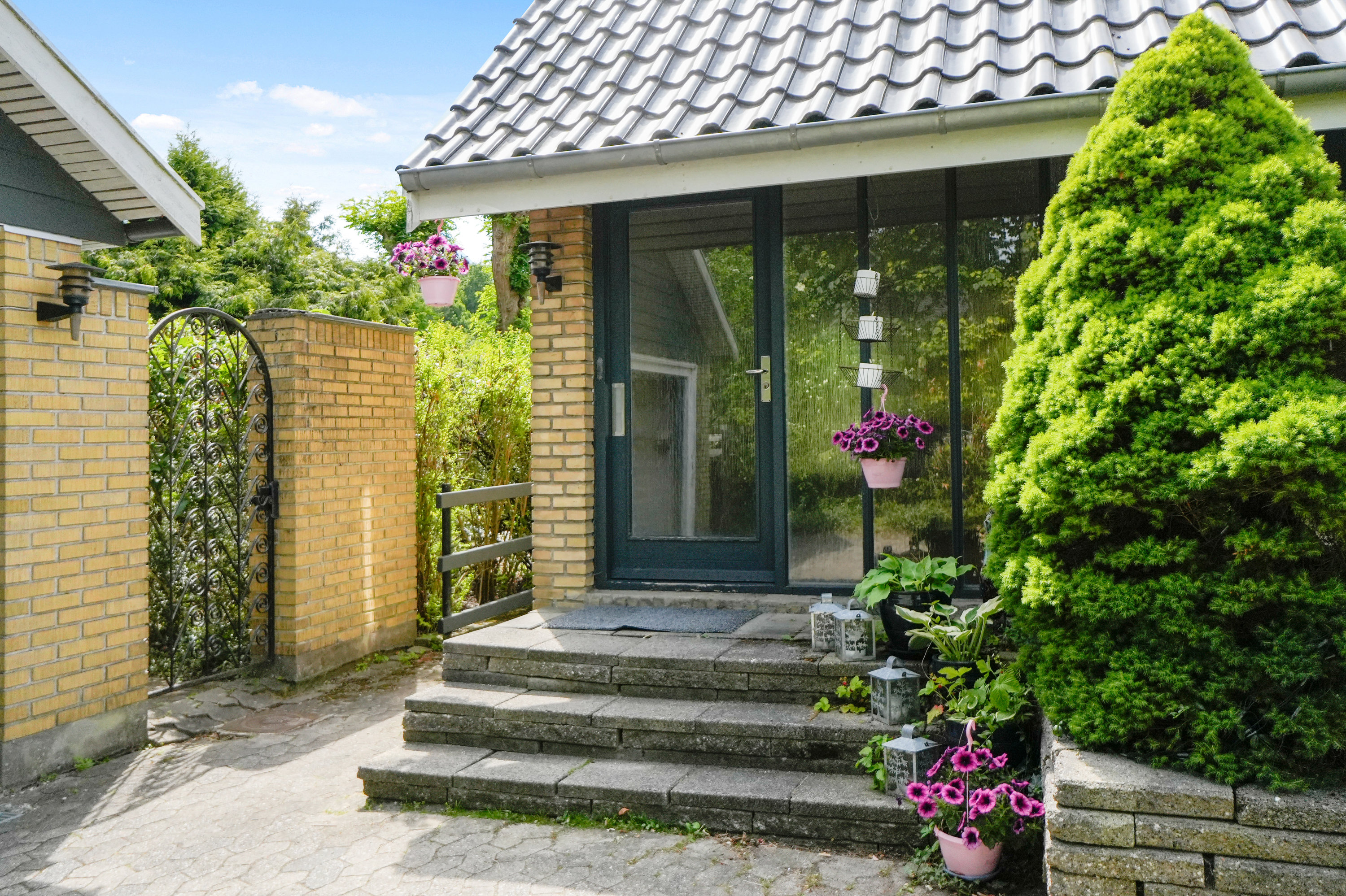 Fremhævet terrasse billede i fuldskærmstilstand. Billede af Viggo Barfoeds Alle 22, 2750 Ballerup