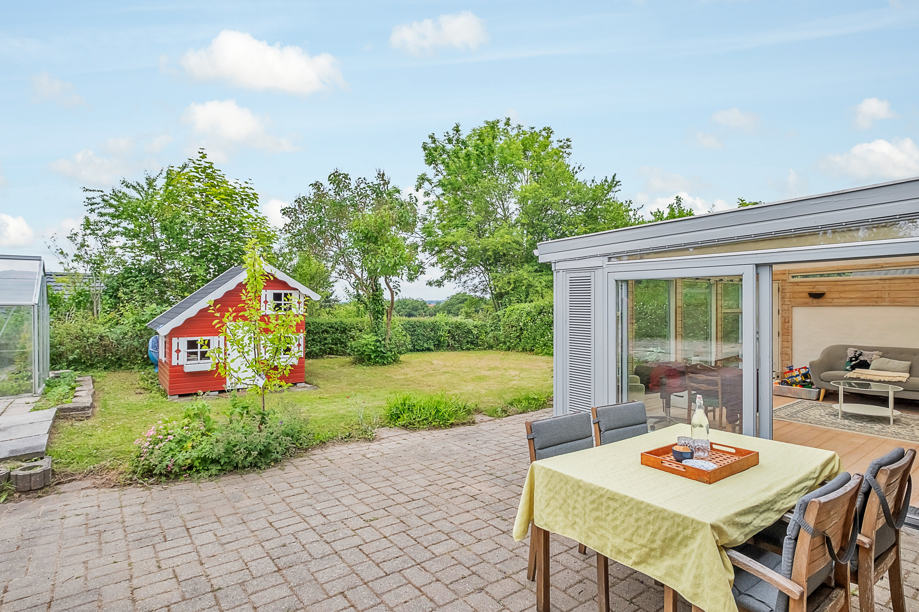 Fremhævet terrasse billede i fuldskærmstilstand. Billede af Asmusvænget 7, 8530 Hjortshøj