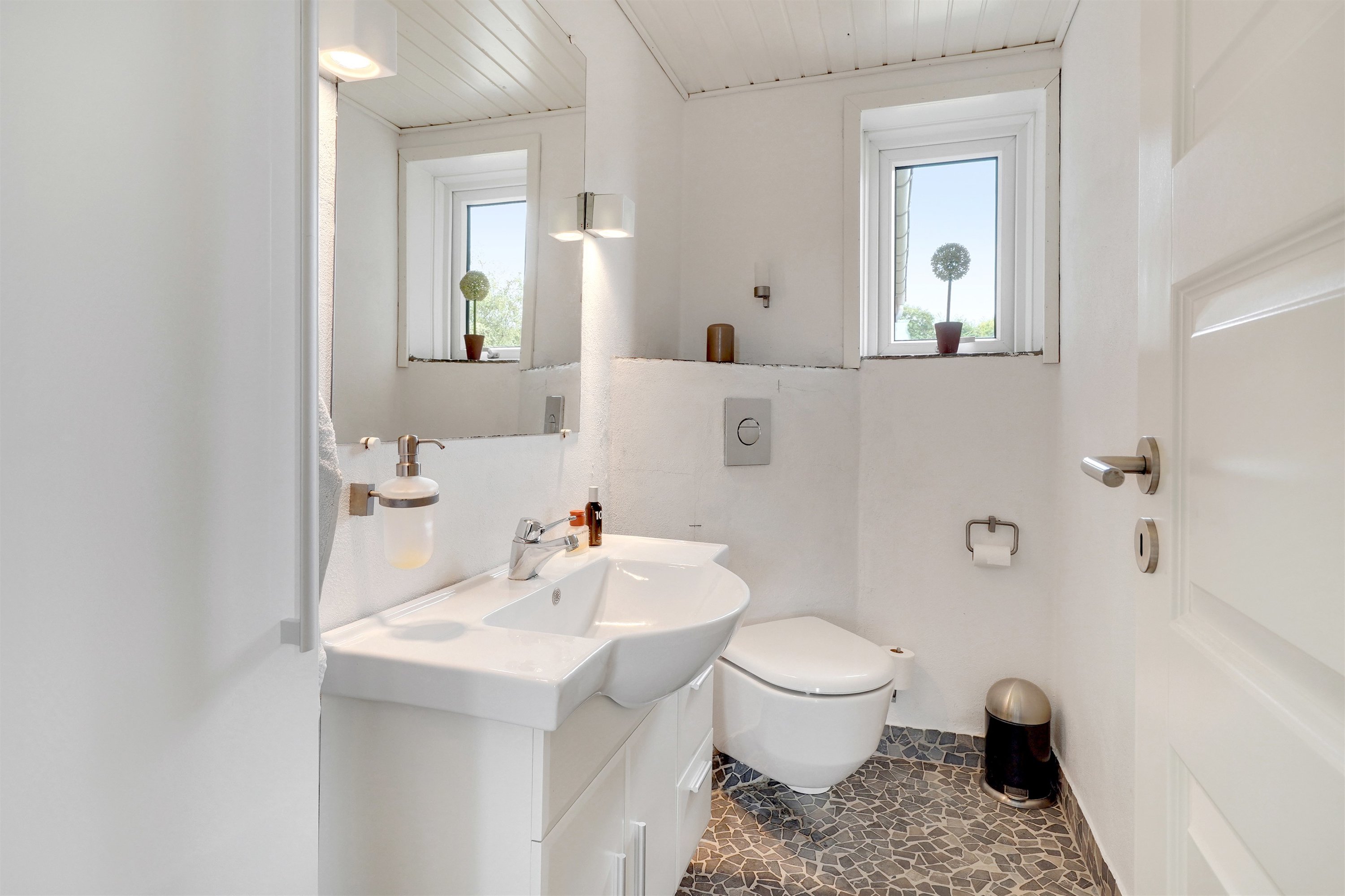 Fremhævet toilet billede i fuldskærmstilstand. Billede af Solskrænten 14, Varde, 6800 Varde
