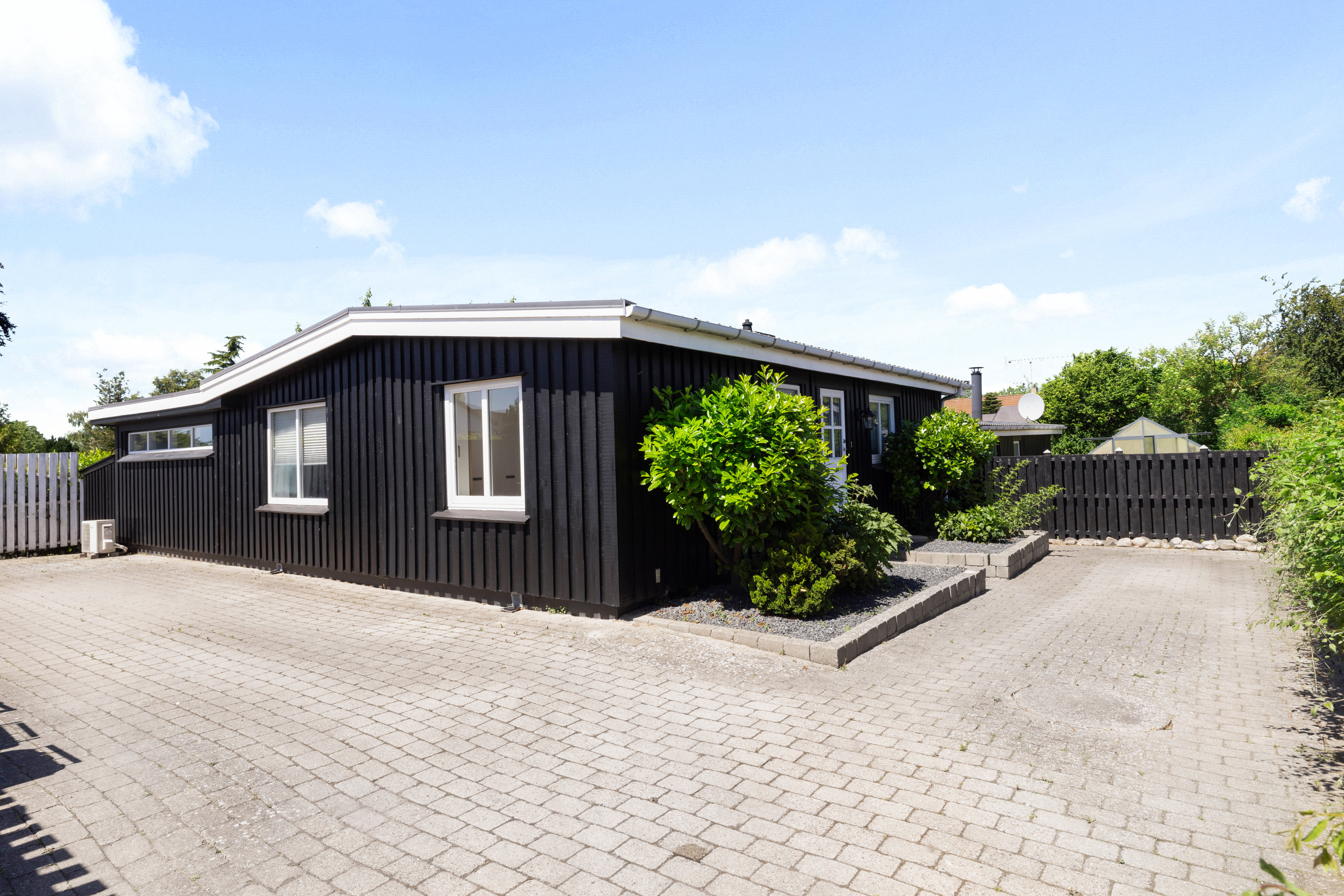 Fremhævet facade billede i fuldskærmstilstand. Billede af Ågerupvej 177, 2750 Ballerup