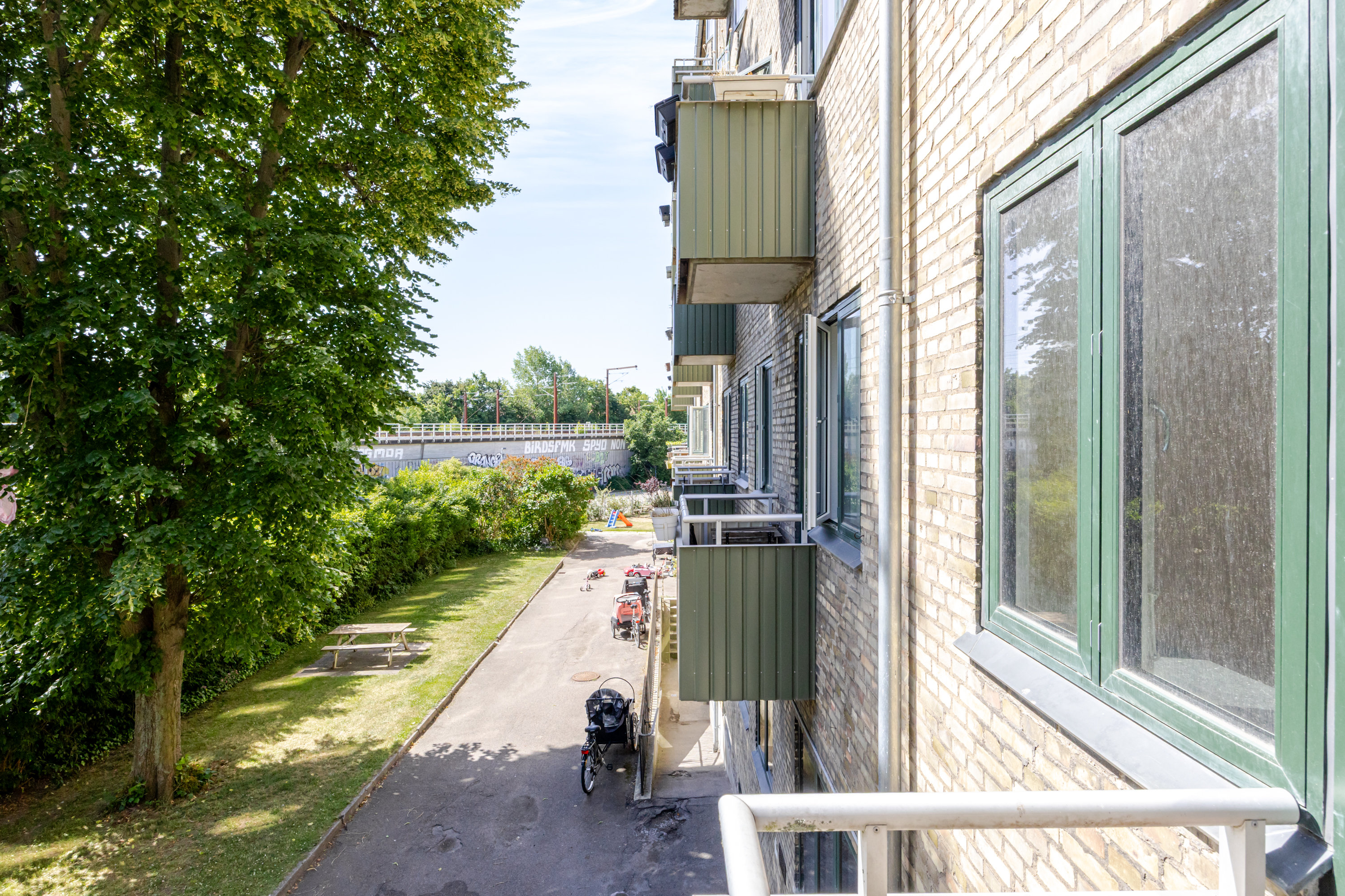 Fremhævet facade billede i fuldskærmstilstand. Billede af Johan Kellers Vej 57, 1. th., 2450 København SV