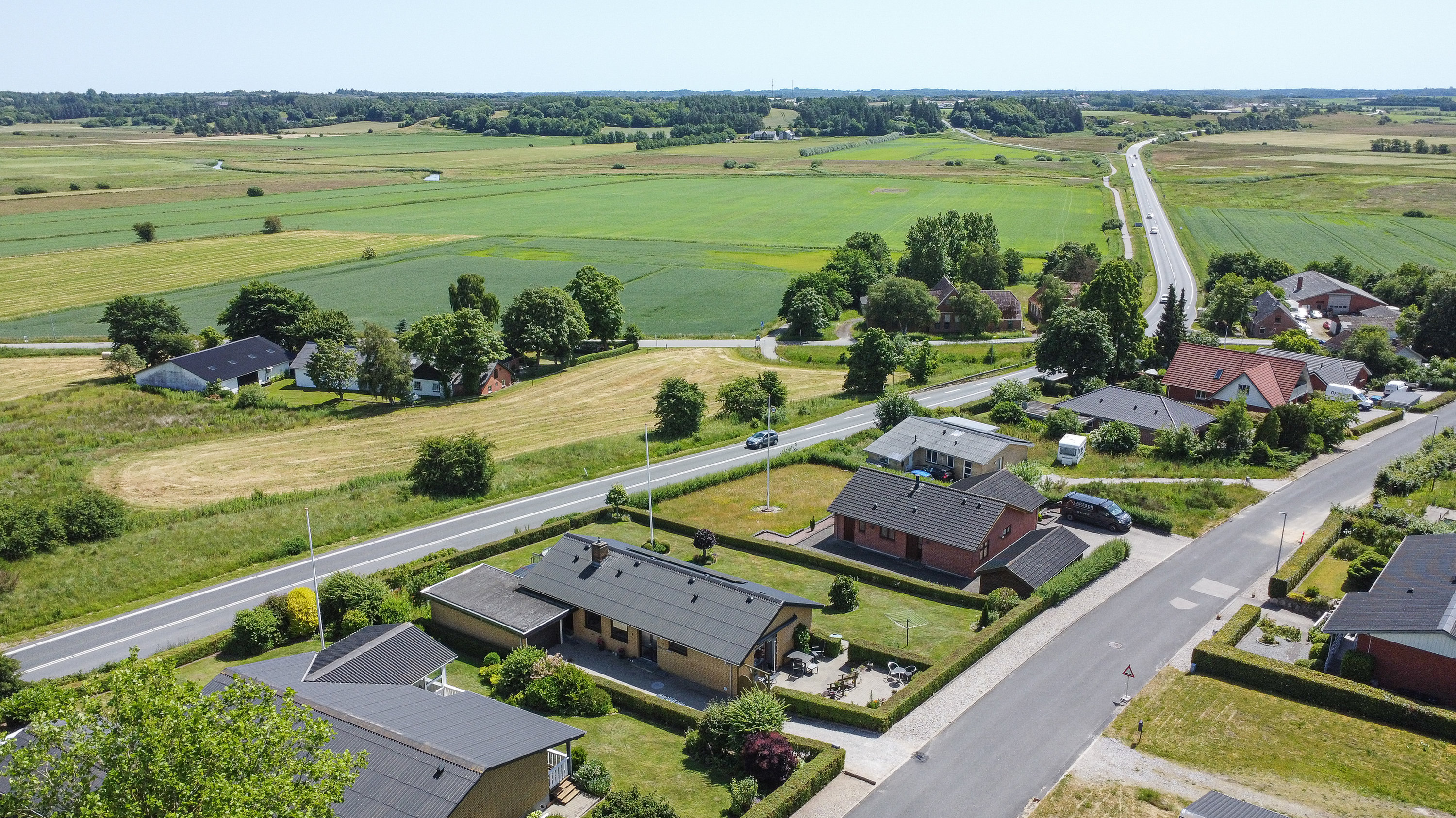 Fremhævet ejendommen billede i fuldskærmstilstand. Billede af Vejlebakken 12, Låstrup, 8832 Skals