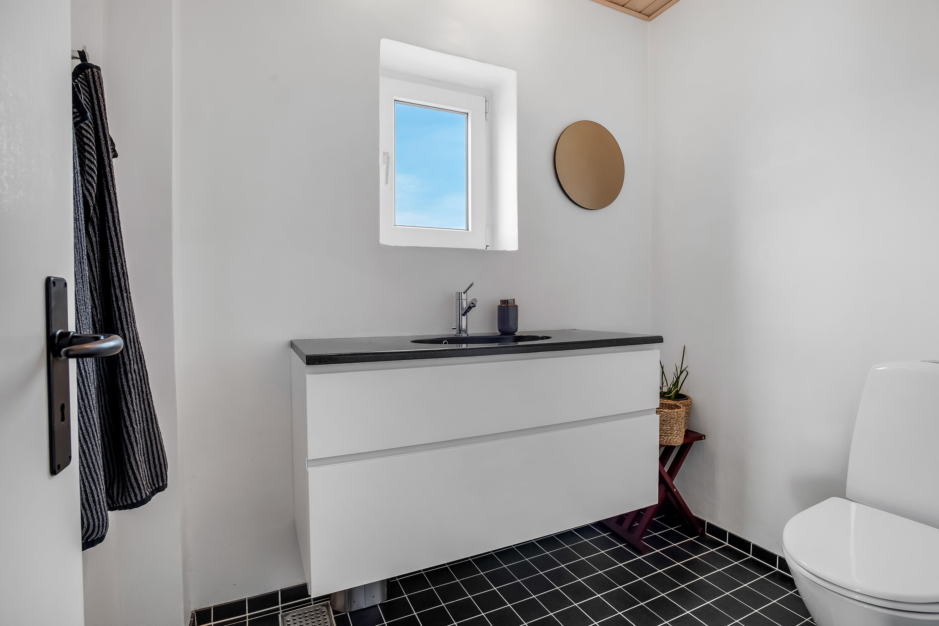 Fremhævet toilet billede i fuldskærmstilstand. Billede af Nørregade 15, 6960 Hvide Sande