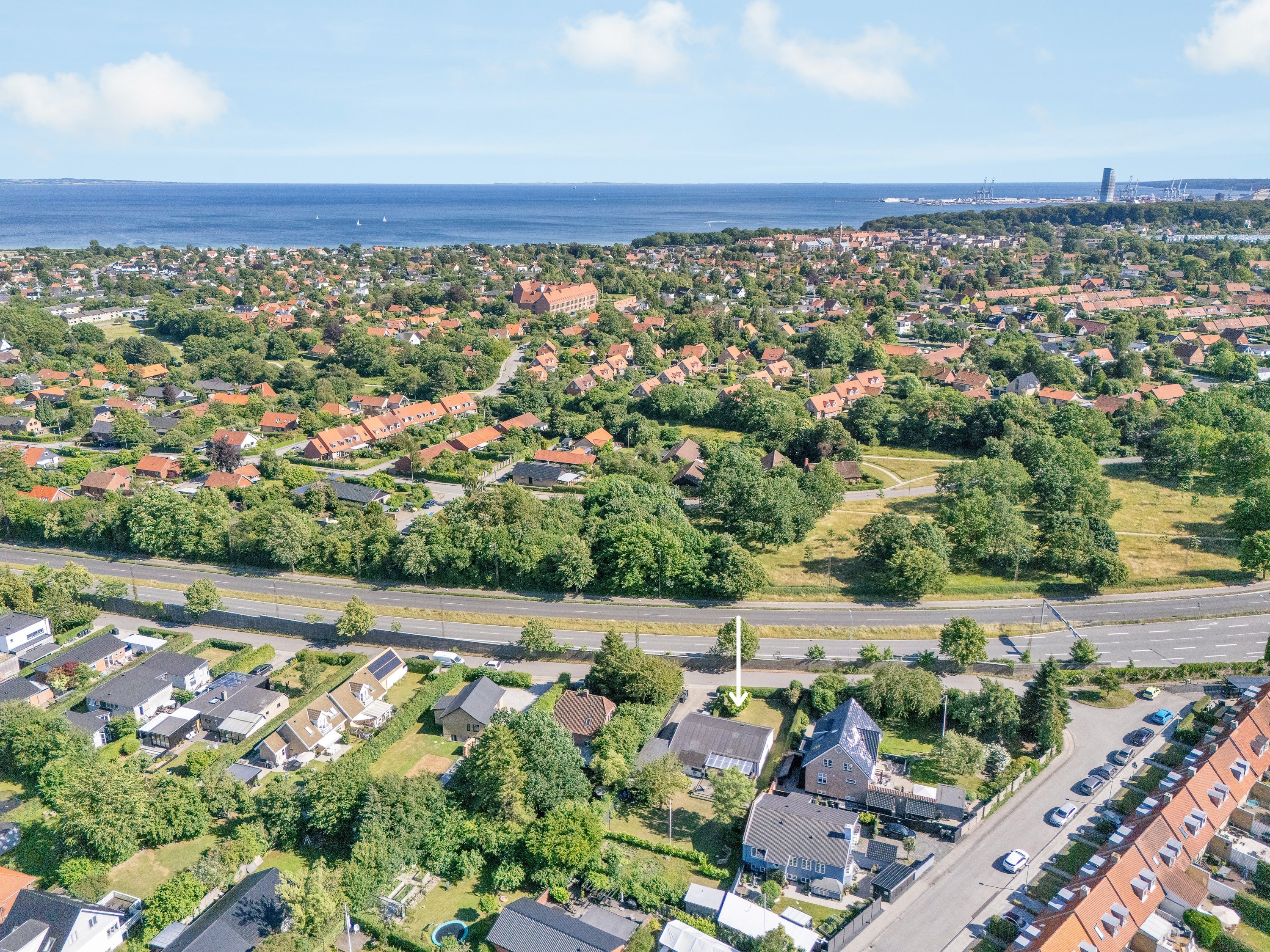 Fremhævet luftfoto billede i fuldskærmstilstand. Billede af Besservej 5, 8240 Risskov