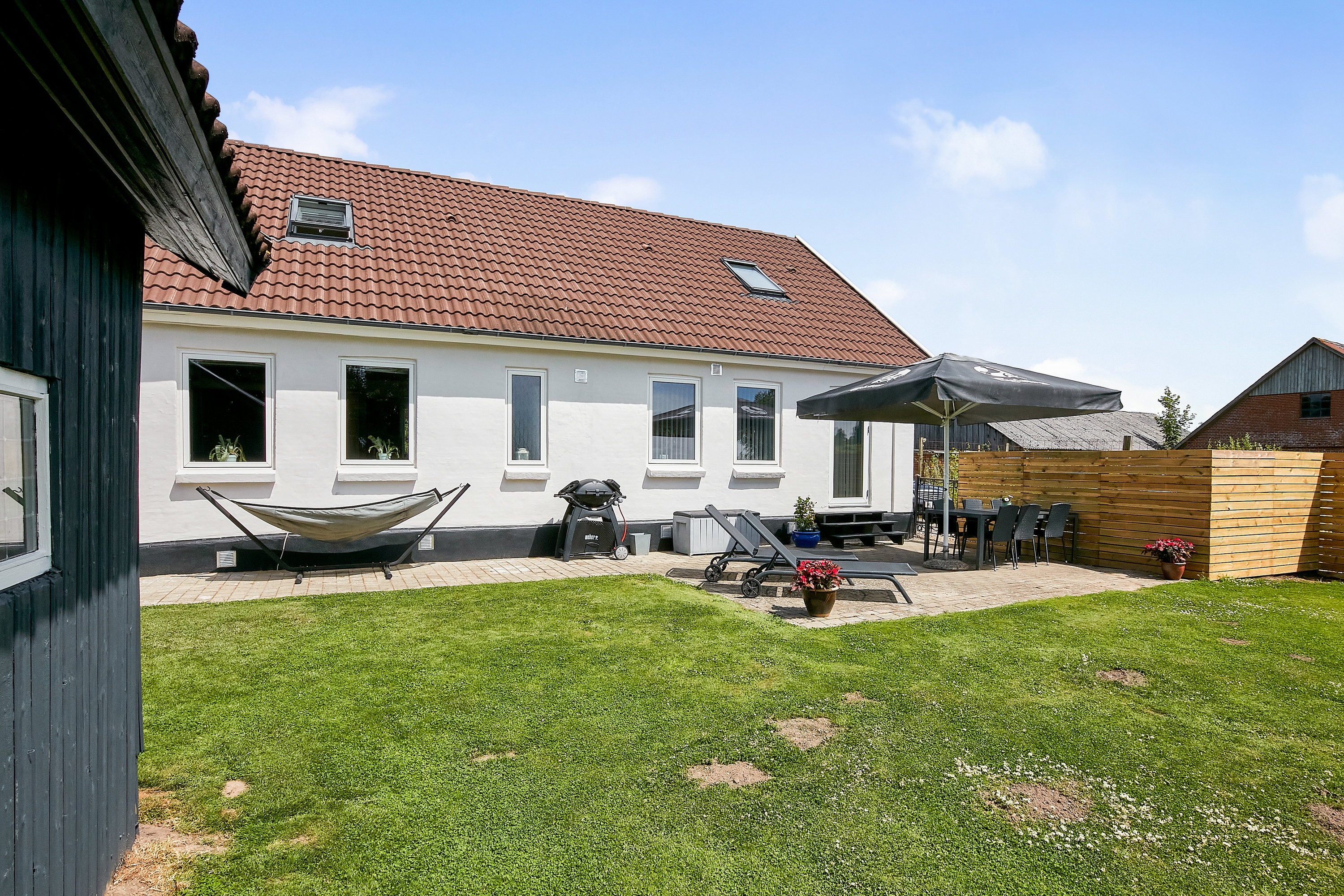 Fremhævet facade fra haven billede i fuldskærmstilstand. Billede af Østerenden 18, Hornborg, 8762 Flemming