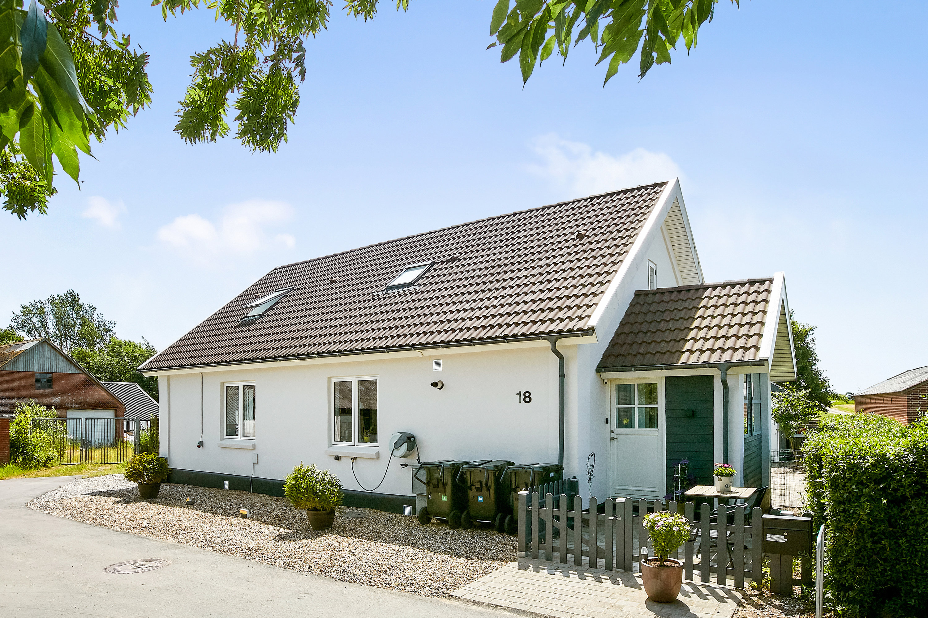 Villa: Facade fra vejen på Østerenden 18, Hornborg, 8762 Flemming
