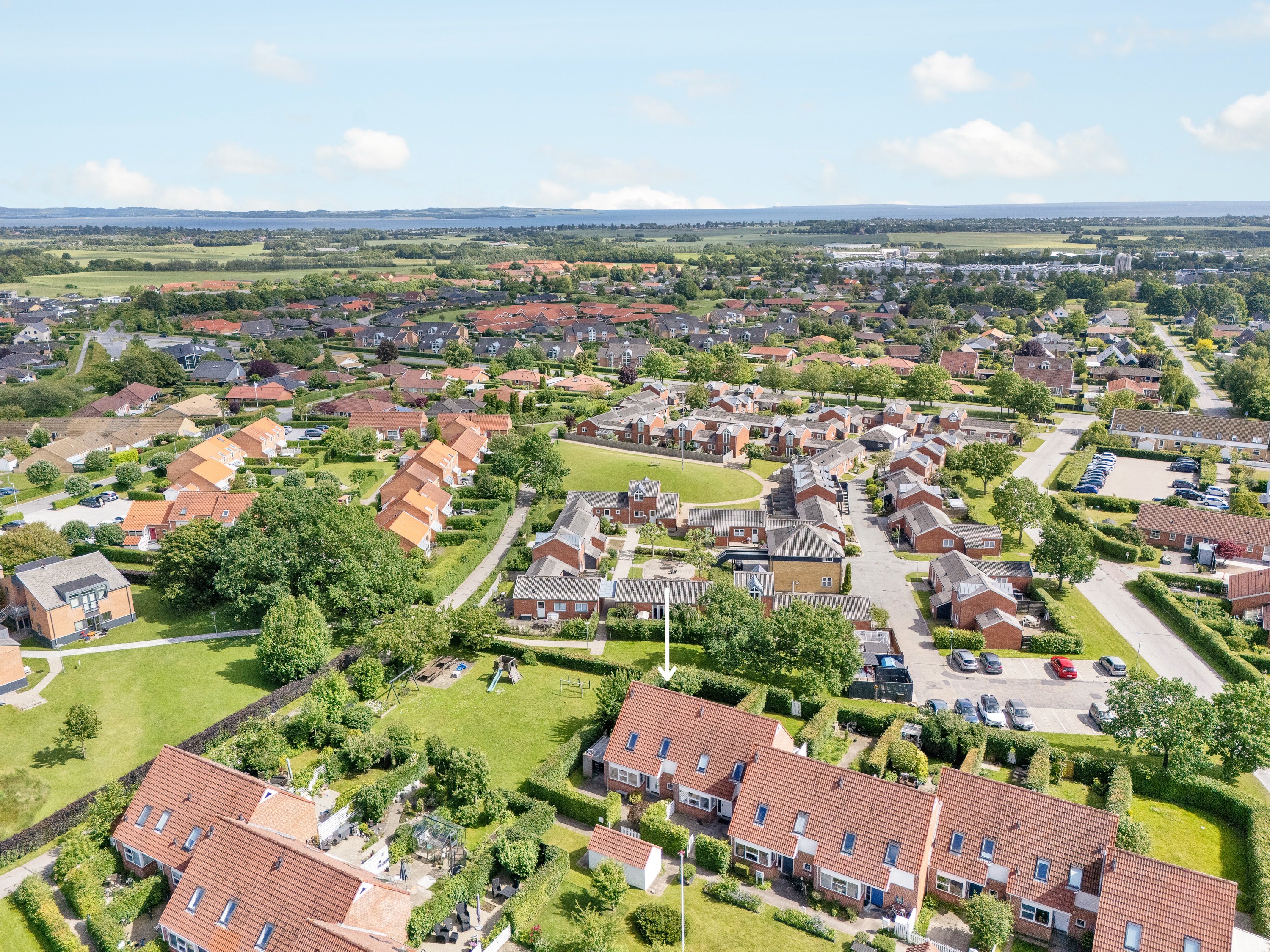 Fremhævet luftfoto billede i fuldskærmstilstand. Billede af Solbærhaven 122, 8520 Lystrup