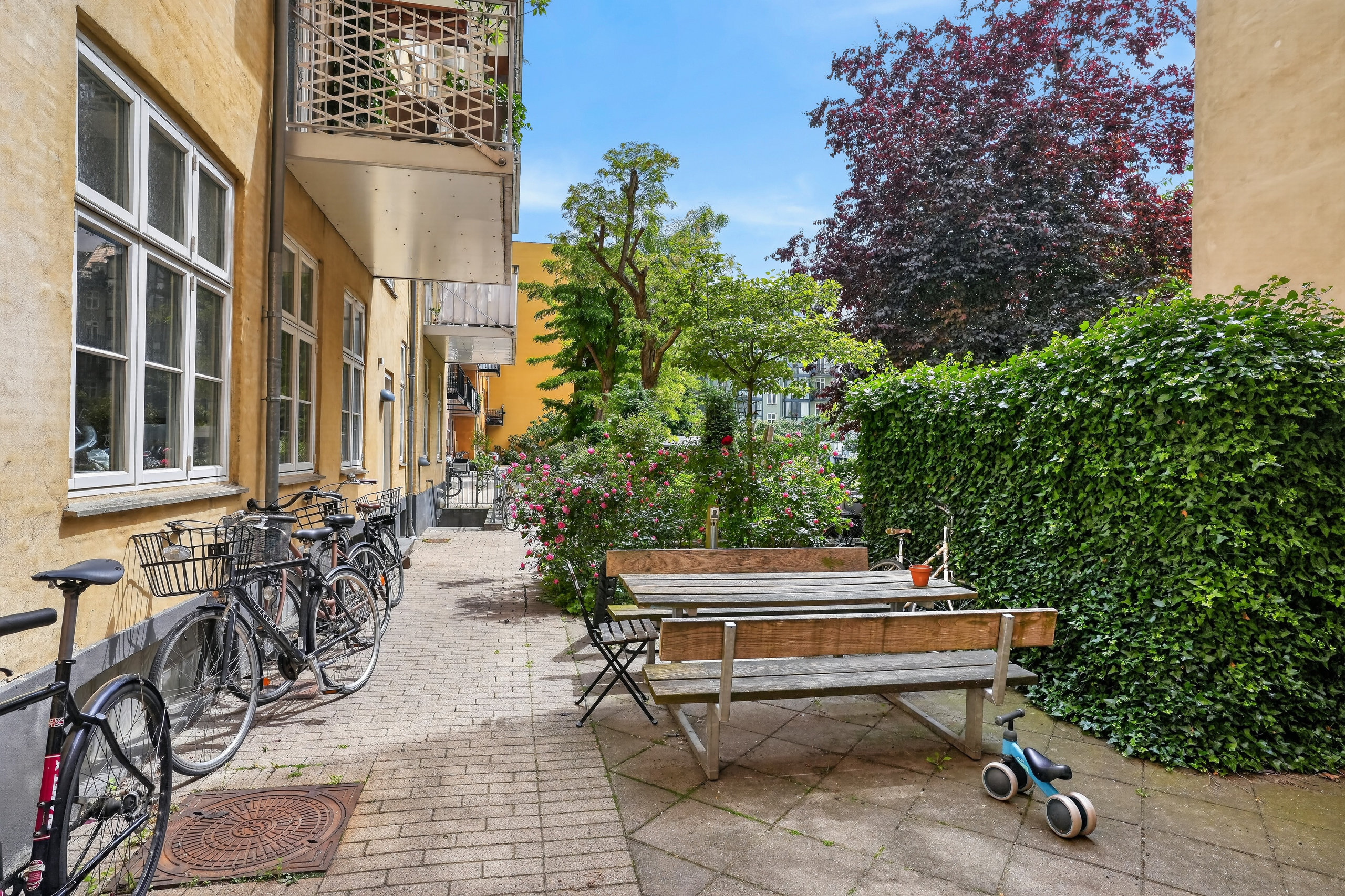 Fremhævet gårdmiljø billede i fuldskærmstilstand. Billede af Borgergade 144, 2. th., 1300 København K