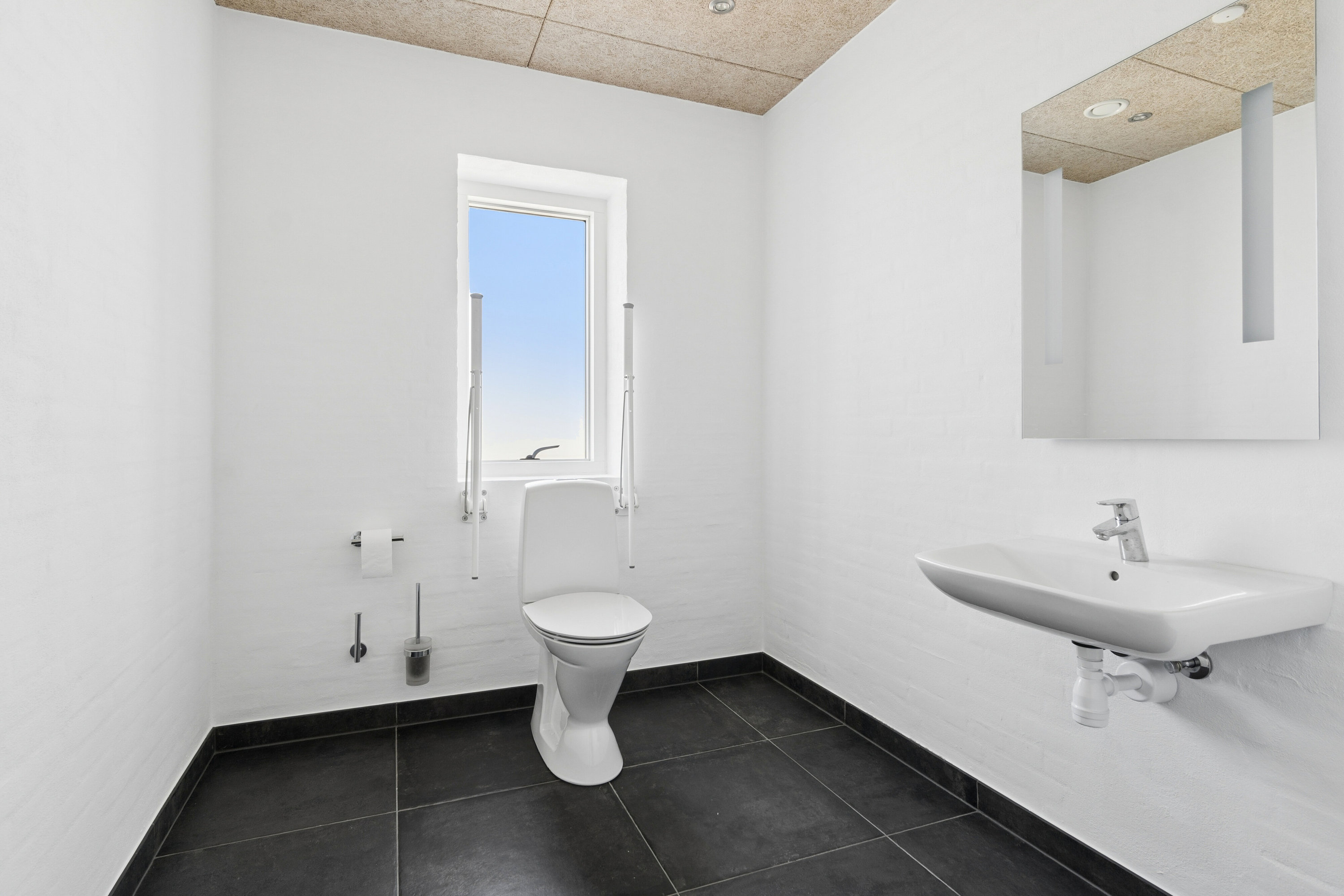 Fremhævet toilet billede i fuldskærmstilstand. Billede af Brunbjerg Skrænt 8, 7730 Hanstholm