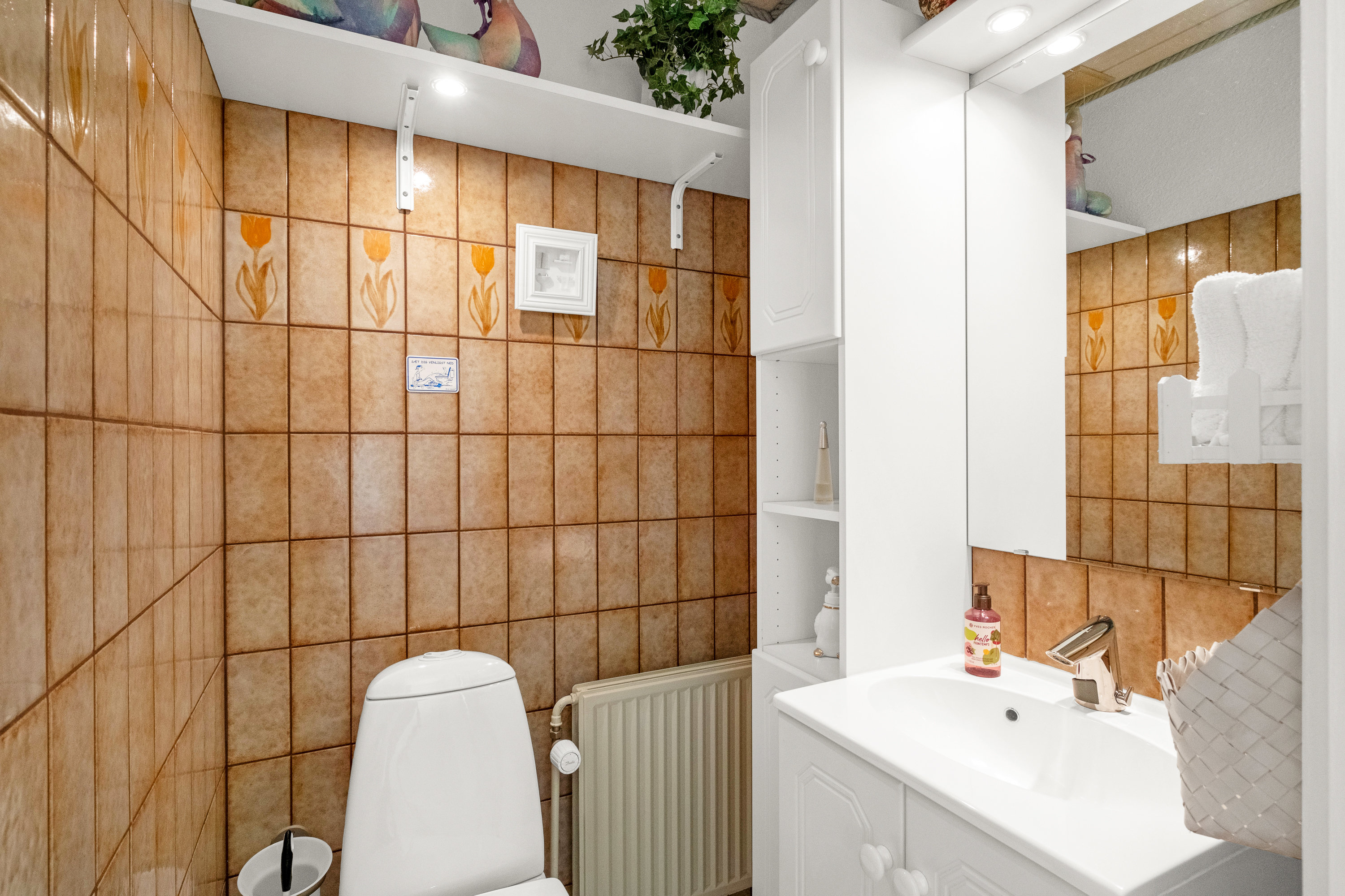 Fremhævet toilet billede i fuldskærmstilstand. Billede af Hovmarken 53, 8520 Lystrup