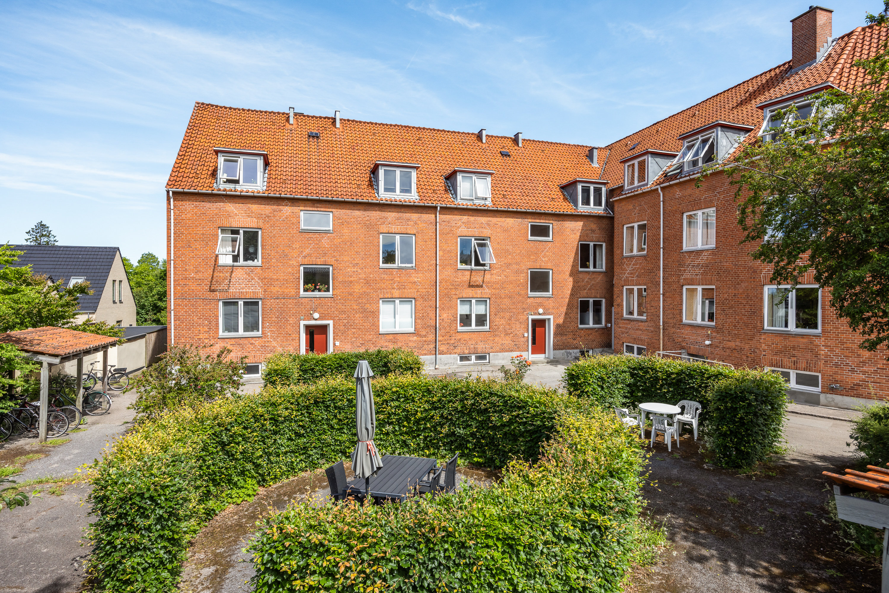 Fremhævet facade billede i fuldskærmstilstand. Billede af Gammel Bagsværdvej 24E, st.. th., 2800 Kongens Lyngby